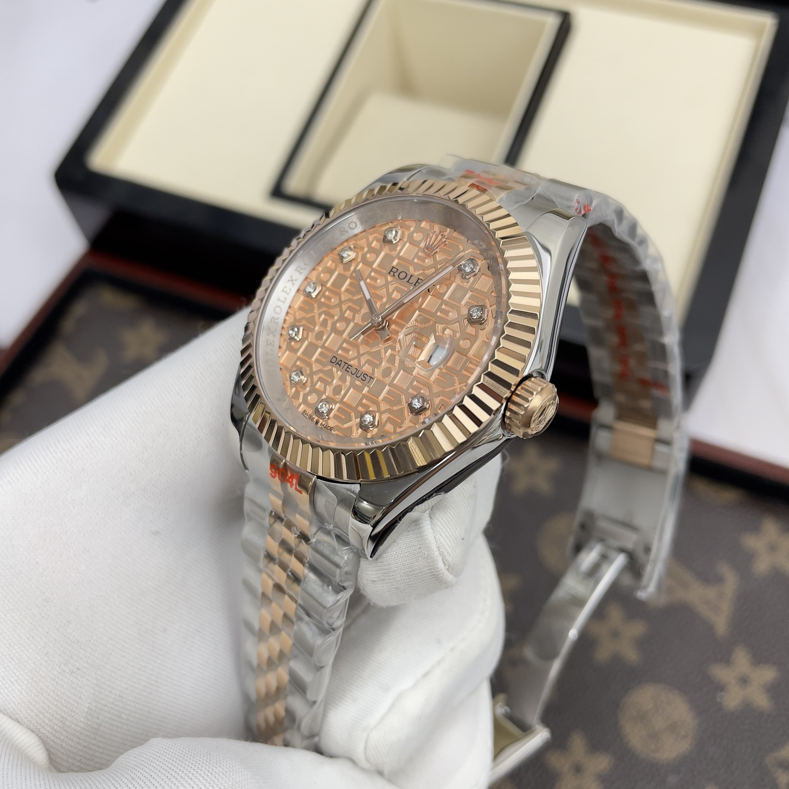 Đồng Hồ Rolex Máy Nhật DateJust Mặt Vi Tính Màu Demi Hồng (3) Đồng Hồ Rolex Máy Nhật DateJust Mặt Vi Tính Màu Demi Hồng (4)