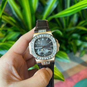 Đồng Hồ Patek Philippe Nautilus 5724R Vàng Nguyên Khối Kim Cương Tự Nhiên 40mm (8)
