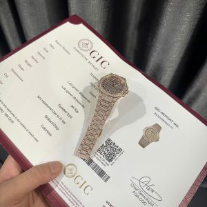 Thông Tin Và Bảo Hành Đồng Hồ AP Replica Đường kính: 39mm Chất liệu: Thép không gỉ Mặt kính: Sapphire chống xước Bộ máy: Automatic – Cơ Thụy Sỹ Dây đeo: Dây thép đúc Khả năng chống nước: Tốt ———————————————————— Bảo hành bộ máy 5 năm cho thời gian sử dụng Hỗ trợ thay thế linh kiện đồng hồ với giá gốc Miễn phí đánh bóng, bảo dưỡng dầu và làm mới Hỗ trợ thu đổi sản phẩm, lên đời đồng hồ giá tốt