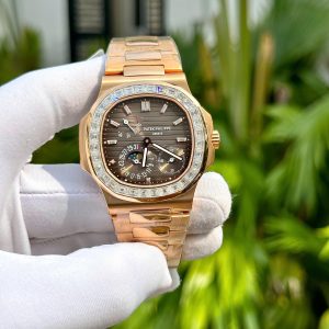 Đồng Hồ Patek Philippe Rep 11 Nautilus 5724 Phủ Vàng Đính Moissanite 40mm (1)