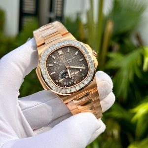 Đồng Hồ Patek Philippe Rep 11 Nautilus 5724 Phủ Vàng Đính Moissanite 40mm (2)