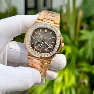 Đồng Hồ Patek Philippe Rep 11 Nautilus 5724 Phủ Vàng Đính Moissanite 40mm (2)