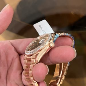 Đồng Hồ Rolex Day-Date Bọc Vàng Đá Moissanite Baguette Cọc Số Ruby Đỏ 36mm (3)