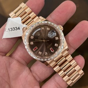 Đồng Hồ Rolex Day-Date Bọc Vàng Đá Moissanite Baguette Cọc Số Ruby Đỏ 36mm (3)