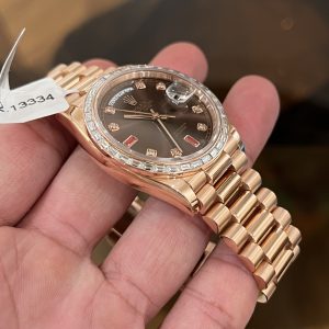 Đồng Hồ Rolex Day-Date Bọc Vàng Đá Moissanite Baguette Cọc Số Ruby Đỏ 36mm (3)