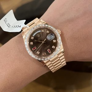 Đồng Hồ Rolex Day-Date Bọc Vàng Đá Moissanite Baguette Cọc Số Ruby Đỏ 36mm (3)