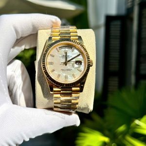 Đồng Hồ Rolex Mặt Khảm Trai Trắng Moissanite Phủ Vàng Vàng Day-Date GM 40mm (1)