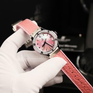 Đồng Hồ Hublot Nữ Đính Đá Mặt Xà Cừ Hồng Replica Cao Cấp 33mm (13)