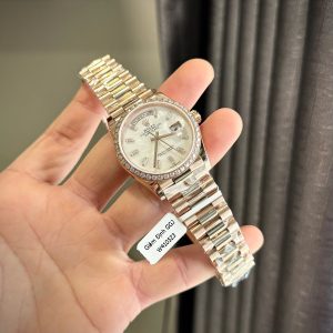 Đồng Hồ Rolex Day-Date Chế Tác Đá Moissanite Bọc Vàng Hồng Mặt Xà Cừ Tự Nhiên 36mm (6)