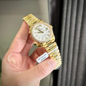 Đồng Hồ Rolex Day-Date Chế Tác Đá Moissanite Bọc Vàng Thật Mặt Xà Cừ Tự Nhiên 36mm (8)