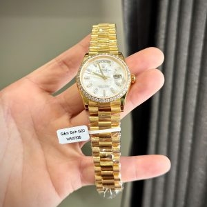 Đồng Hồ Rolex Day-Date Chế Tác Đá Moissanite Bọc Vàng Thật Mặt Xà Cừ Tự Nhiên 36mm (8)