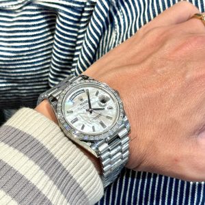 Đồng Hồ Rolex Day-Date Chế Tác Mặt Xà Cừ Tự Nhiên Đính Đá Moissanite Hong Kong 40mm (1)