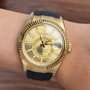 Đồng Hồ Rolex Nam Rep 1:1 Mặt Vàng Sky Dweller Dây Cao Su Màu Đen 42mm (6)