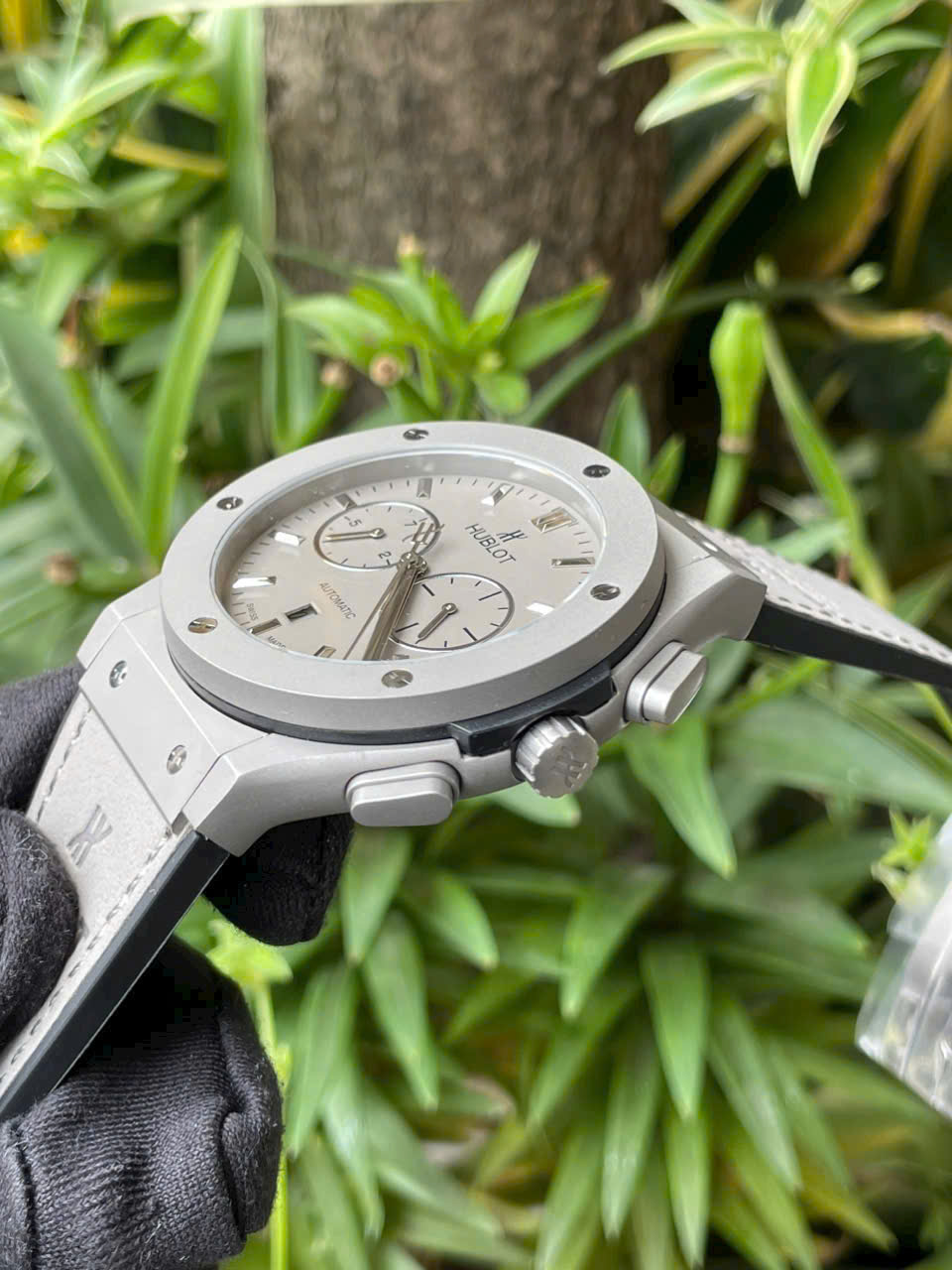 Đồng Hồ Hublot Automatic Nam Fake Máy Cơ Nhật Màu Xám 42mm (1) Dong Ho Hublot Automatic Nam Fake May Co Nhat Mau Xam 42mm 1