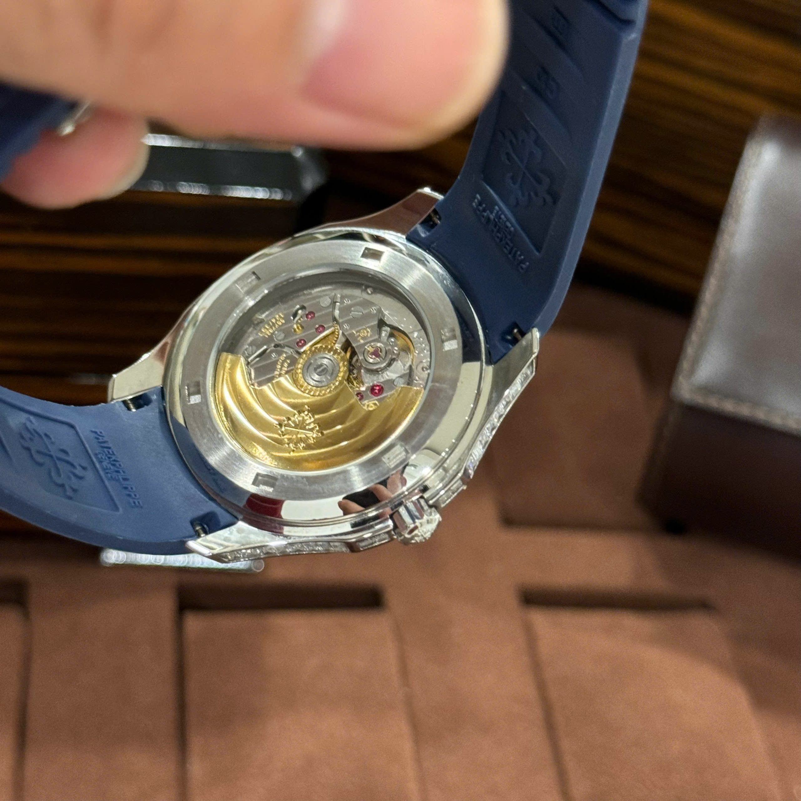 Đồng Hồ Patek Philippe Aquanaut 5168G Đính Đá Mặt Xanh Xưởng GR Factory 42mm (4) Đồng Hồ Patek Philippe Aquanaut 5168G Đính Đá Mặt Xanh Xưởng GR Factory 42mm (2)
