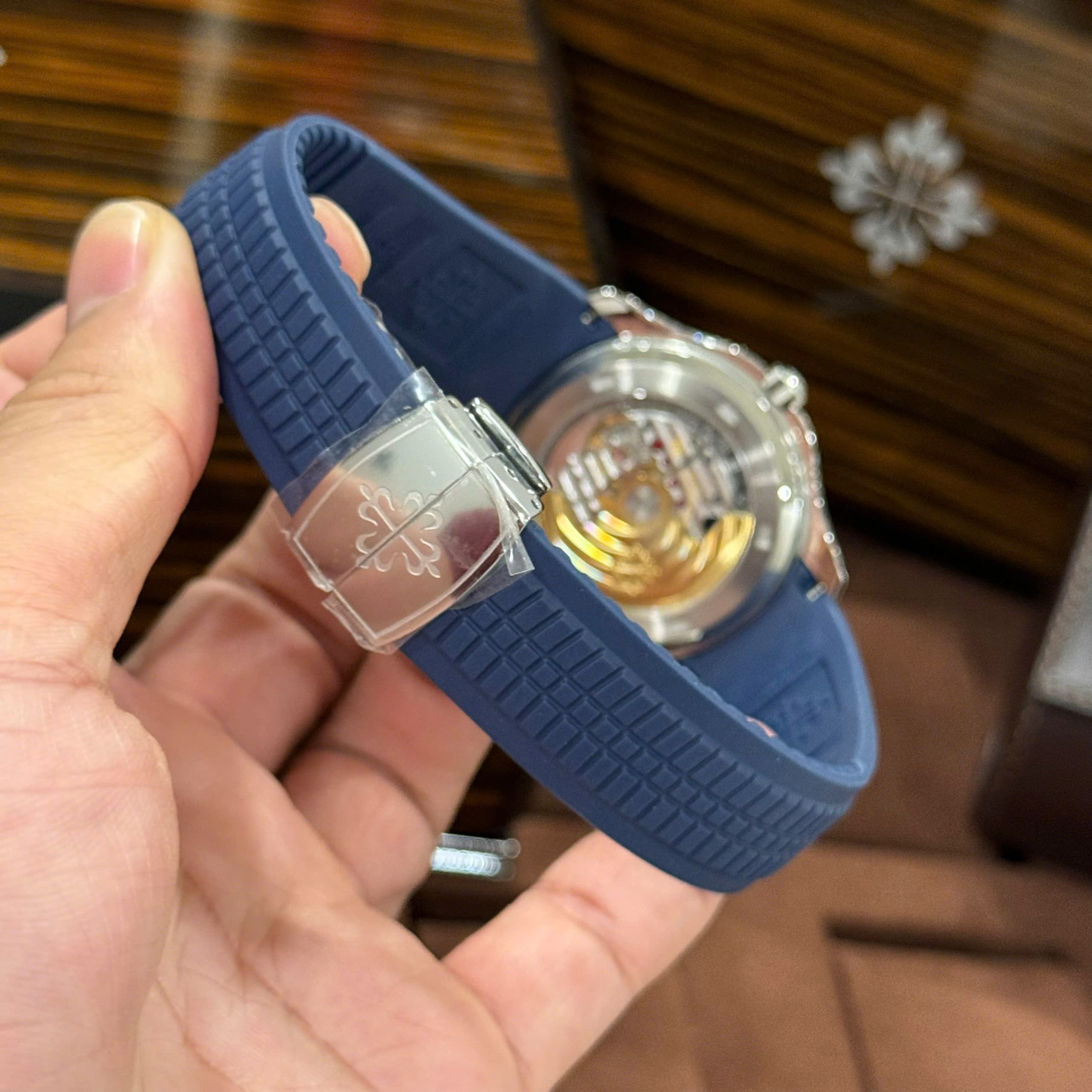 Đồng Hồ Patek Philippe Aquanaut 5168G Đính Đá Mặt Xanh Xưởng GR Factory 42mm (9) Đồng Hồ Patek Philippe Aquanaut 5168G Đính Đá Mặt Xanh Xưởng GR Factory 42mm (2)