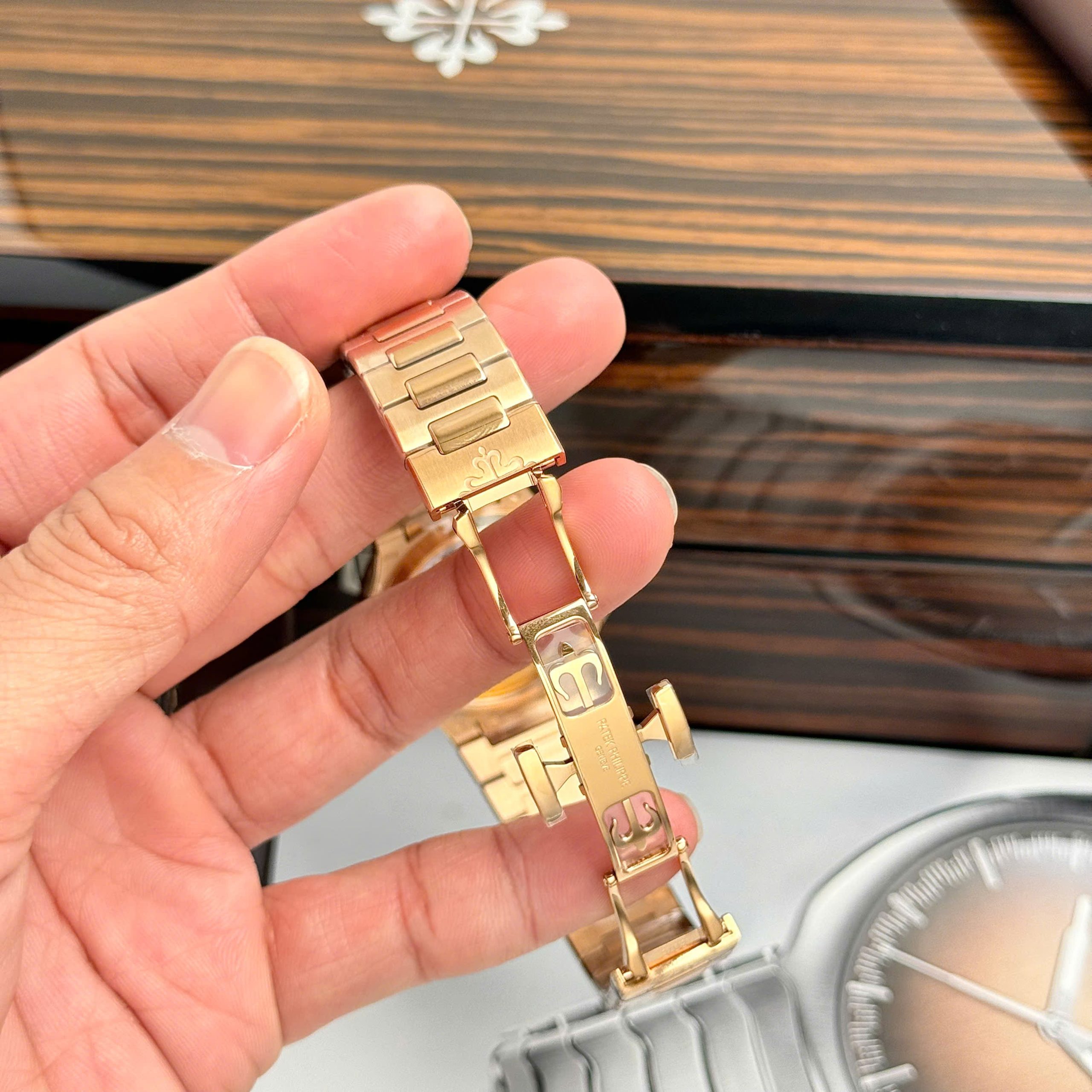 Đồng Hồ Patek Philippe Rep 11 Nữ Nautilus 7118 Màu Vàng Xưởng 3K (5) Đồng Hồ Patek Philippe Rep 11 Nữ Nautilus 7118 Màu Vàng Xưởng 3K (6)