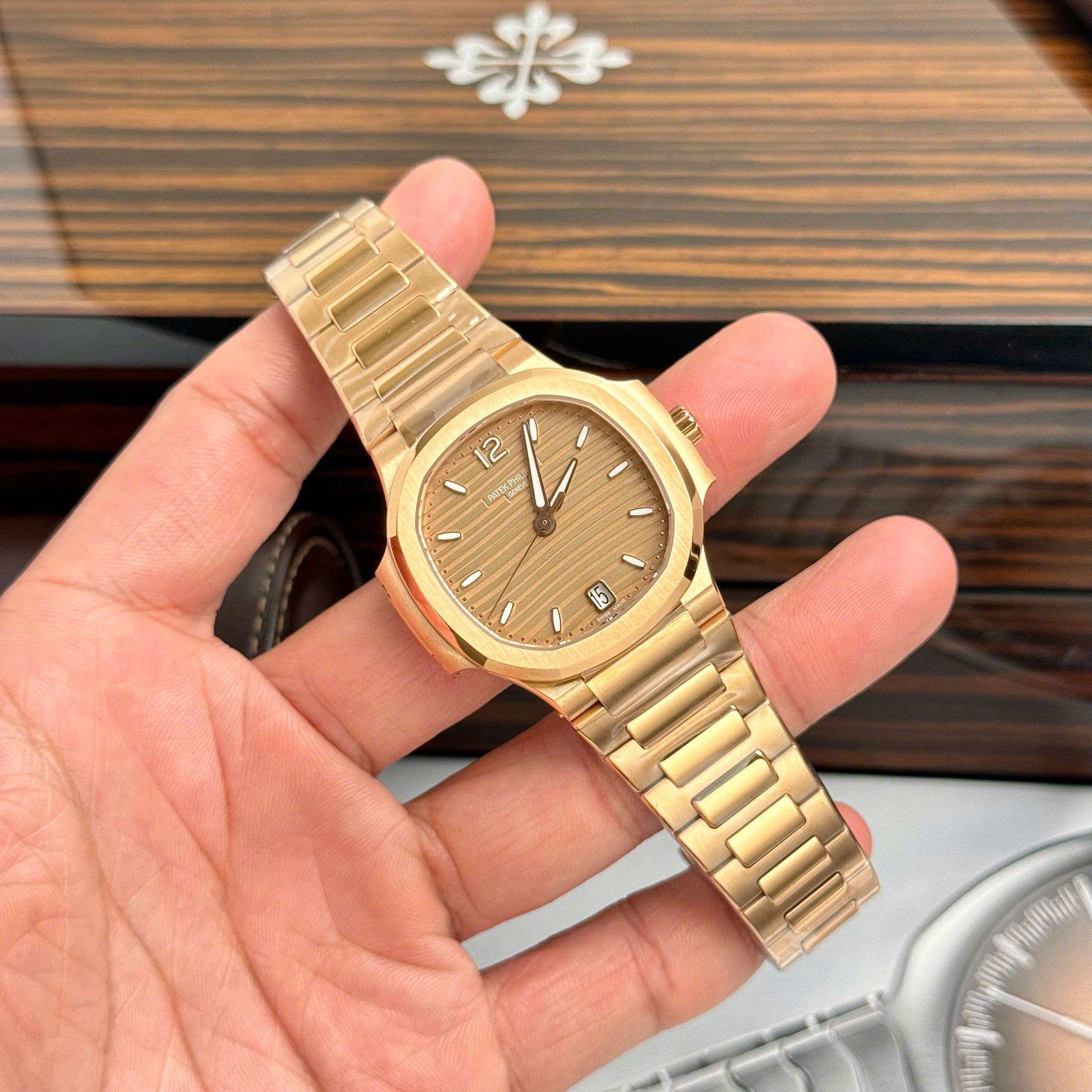 Đồng Hồ Patek Philippe Rep 11 Nữ Nautilus 7118 Màu Vàng Xưởng 3K (7) Đồng Hồ Patek Philippe Rep 11 Nữ Nautilus 7118 Màu Vàng Xưởng 3K (6)