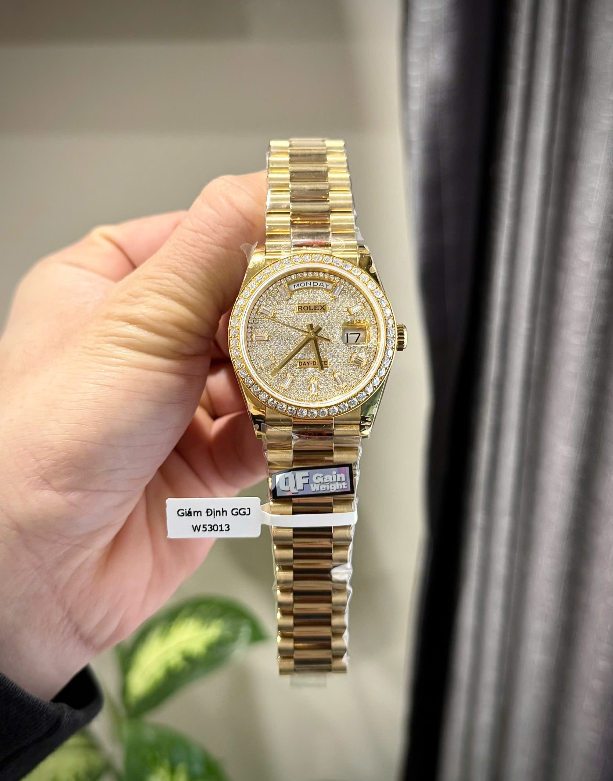 Đồng Hồ Rolex Day-Date 228348RBR Phủ Vàng Thật Đính Đá Moissanite Xưởng QF 40mm (2) Đồng Hồ Rolex Day-Date 228348RBR Phủ Vàng Thật Đính Đá Moissanite Xưởng QF 40mm (1)