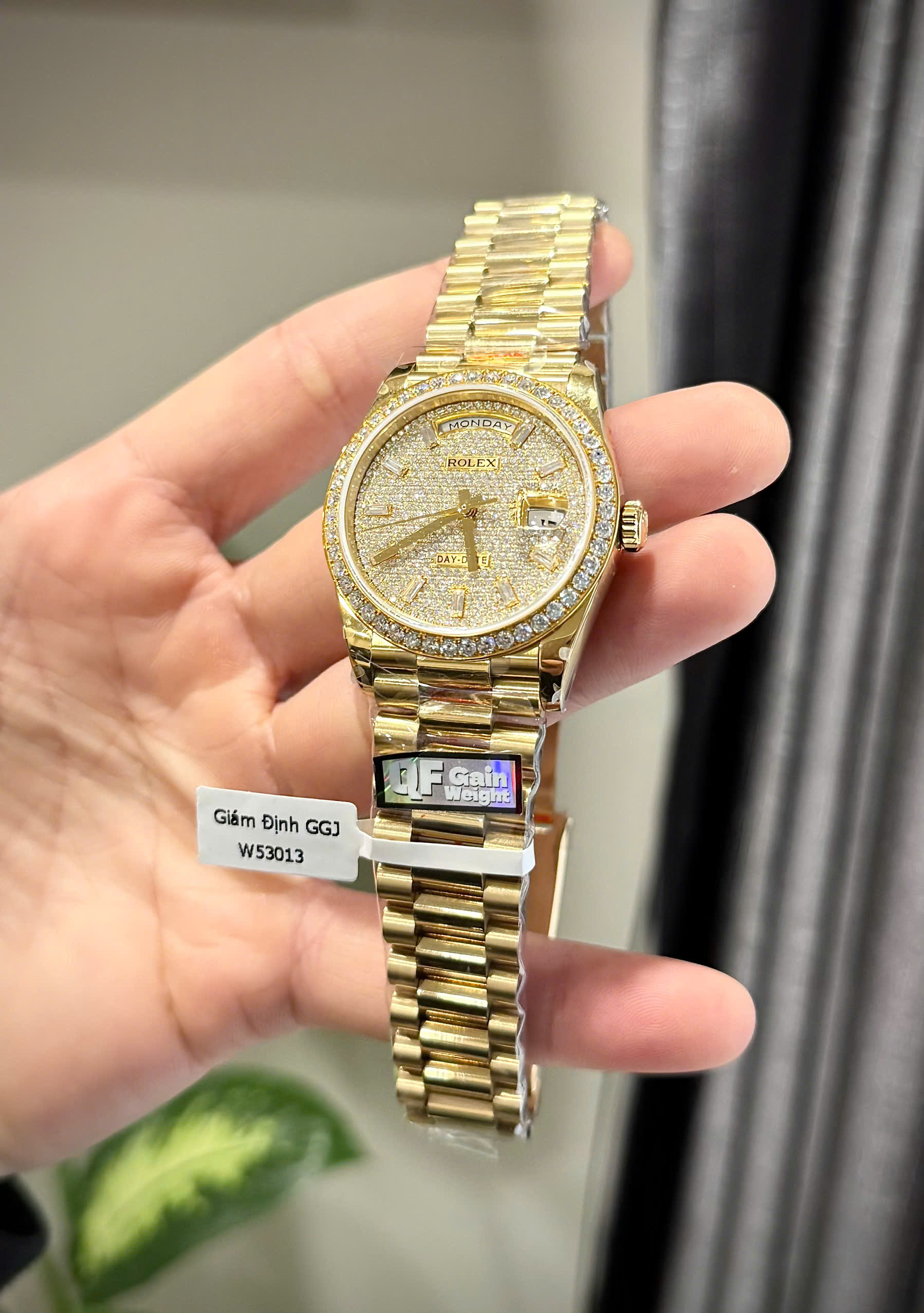 Đồng Hồ Rolex Day-Date 228348RBR Phủ Vàng Thật Đính Đá Moissanite Xưởng QF 40mm (6) Đồng Hồ Rolex Day-Date 228348RBR Phủ Vàng Thật Đính Đá Moissanite Xưởng QF 40mm (1)