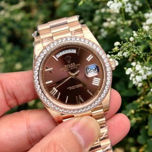 Đồng Hồ Rolex Fake Day-Date 228238 Đính Đá Mặt Chocolate 40mm (1)