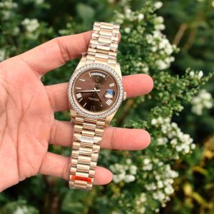 Đồng Hồ Rolex Fake Day-Date 228238 Đính Đá Mặt Chocolate 40mm (1)