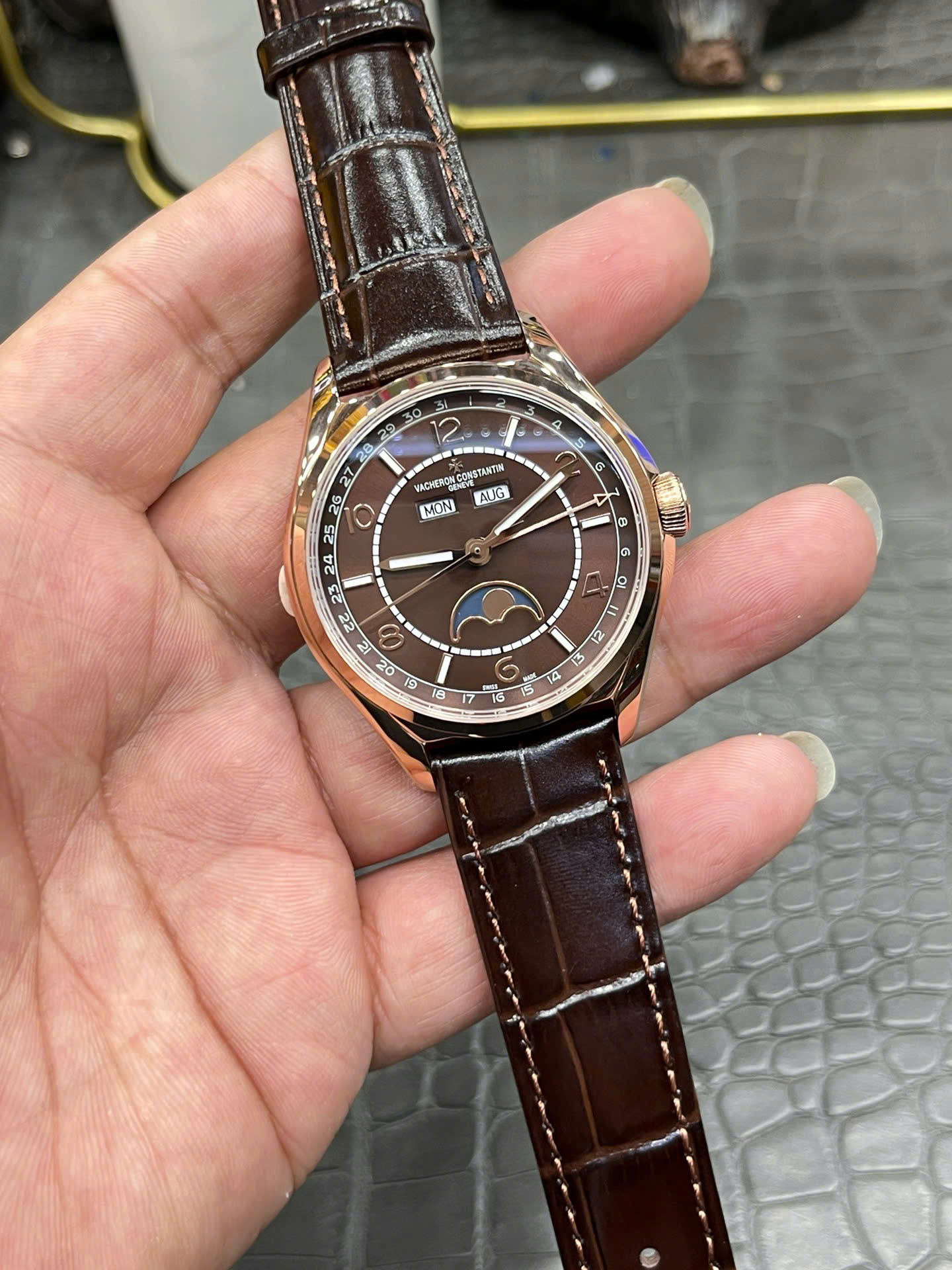 Đồng Hồ Vacheron Constantin Fiftysix complete calendar 4000E Rep 11 Màu Nâu (4) Đồng Hồ Vacheron Constantin Fiftysix complete calendar 4000E Rep 11 Màu Nâu (9)