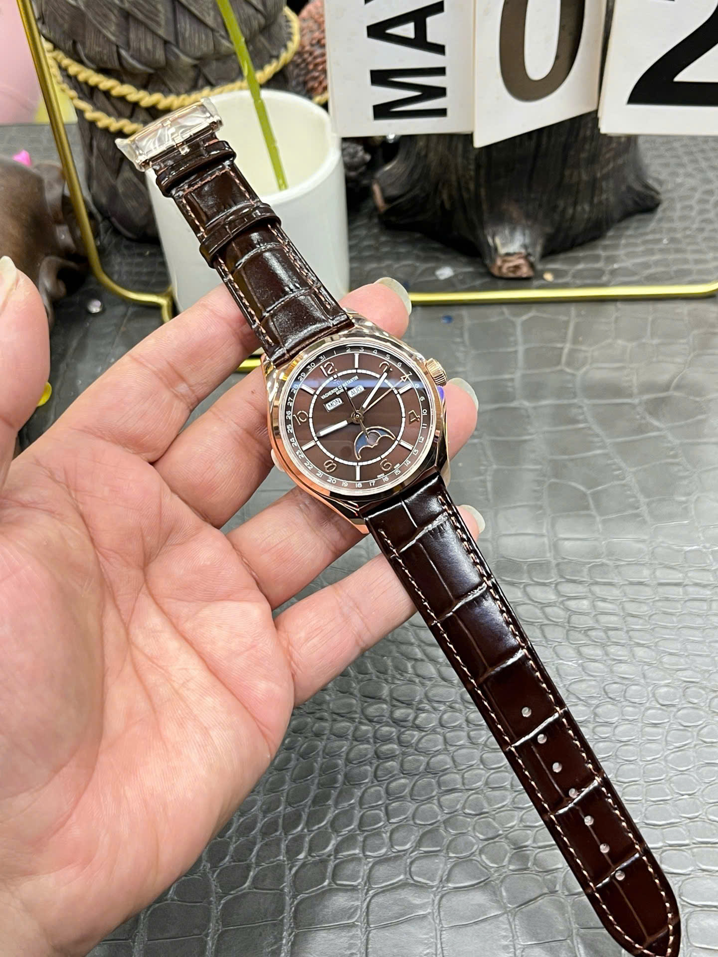 Đồng Hồ Vacheron Constantin Fiftysix complete calendar 4000E Rep 11 Màu Nâu (8) Đồng Hồ Vacheron Constantin Fiftysix complete calendar 4000E Rep 11 Màu Nâu (9)