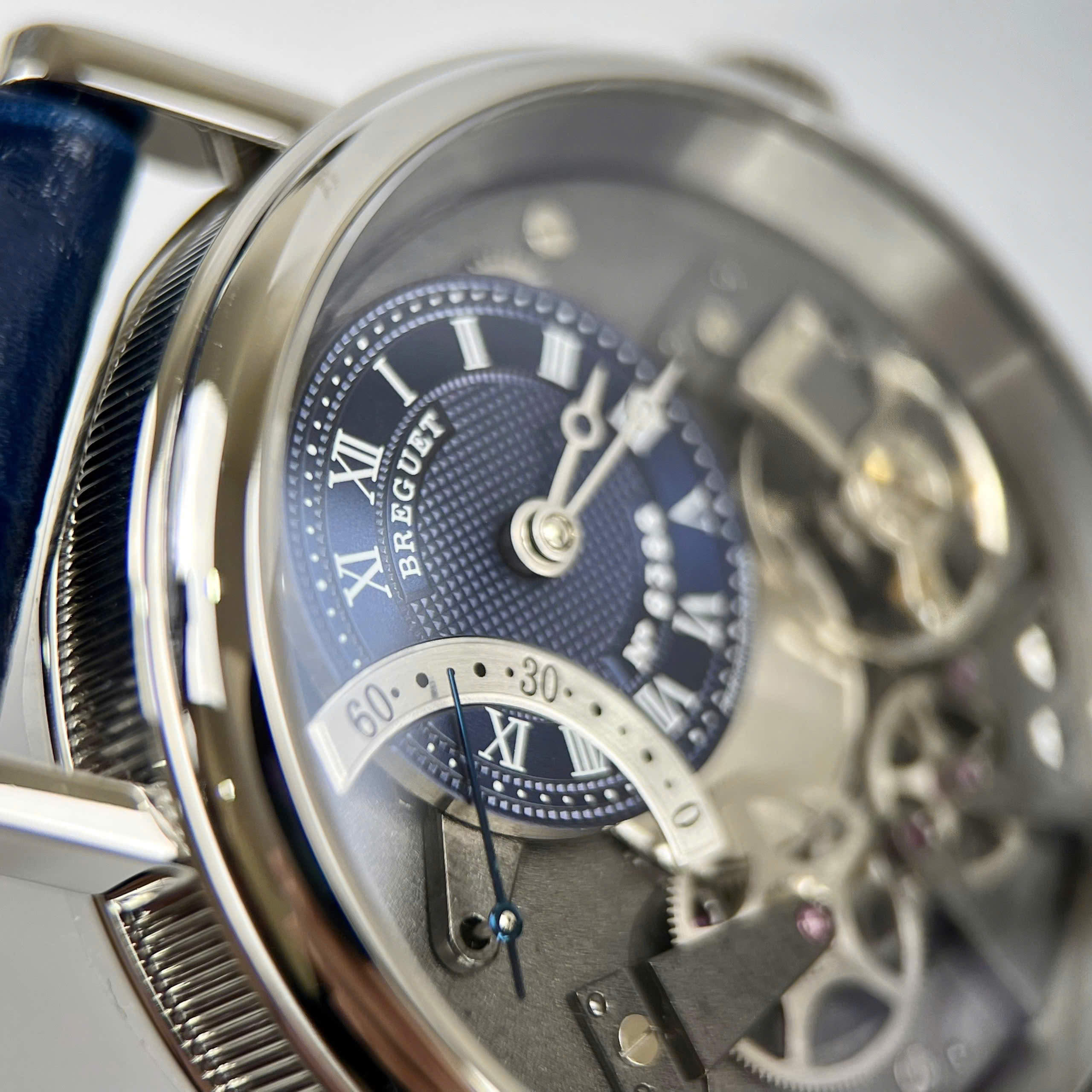 Đồng Hồ Breguet Tradition Replica Cao Cấp Mặt Lộ Cơ Dây Da Màu Xanh Xưởng ZF 40mm (4) Dong Ho Breguet Tradition Replica Cao Cap Mat Lo Co Day Da Mau Xanh Xuong ZF 40mm 4