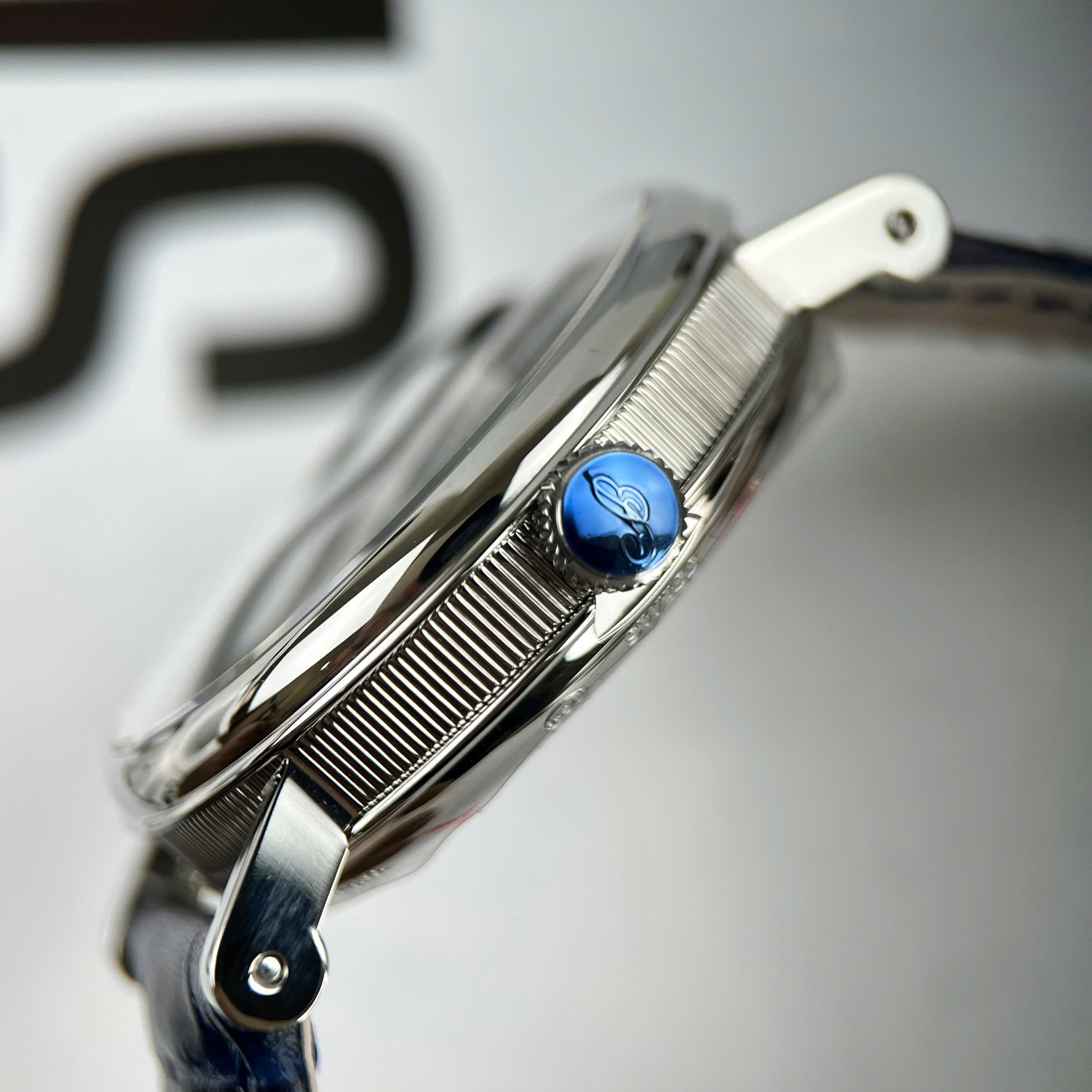 Đồng Hồ Breguet Tradition Replica Cao Cấp Mặt Lộ Cơ Dây Da Màu Xanh Xưởng ZF 40mm (6) Dong Ho Breguet Tradition Replica Cao Cap Mat Lo Co Day Da Mau Xanh Xuong ZF 40mm 6