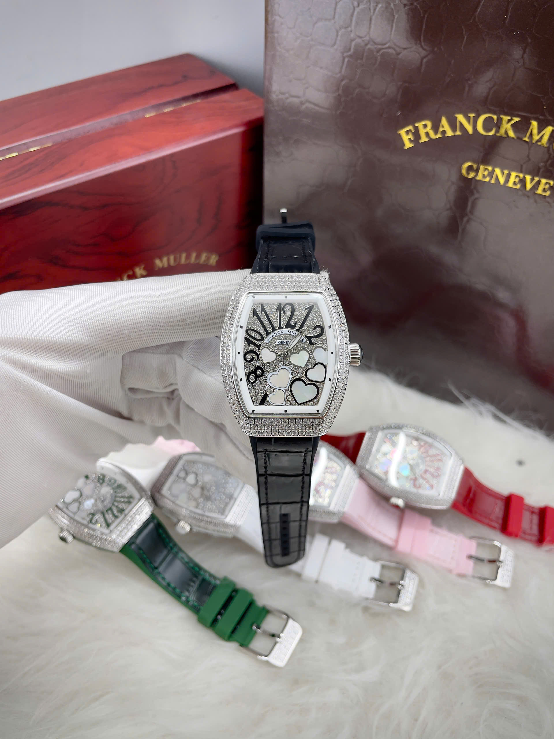 Đồng Hồ Franck Muller V32 Nữ Đính Đá Trái Tim Dây Cao Su Màu Đen Siêu Cấp 36mm (2) Đồng Hồ Franck Muller V32 Nữ Đính Đá Trái Tim Dây Cao Su Màu Đen Siêu Cấp 36mm (1)