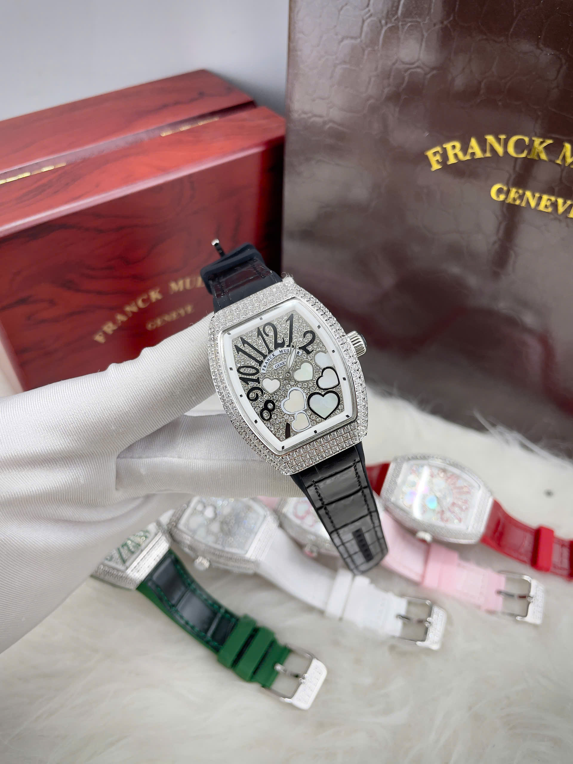 Đồng Hồ Franck Muller V32 Nữ Đính Đá Trái Tim Dây Cao Su Màu Đen Siêu Cấp 36mm (3) Đồng Hồ Franck Muller V32 Nữ Đính Đá Trái Tim Dây Cao Su Màu Đen Siêu Cấp 36mm (1)