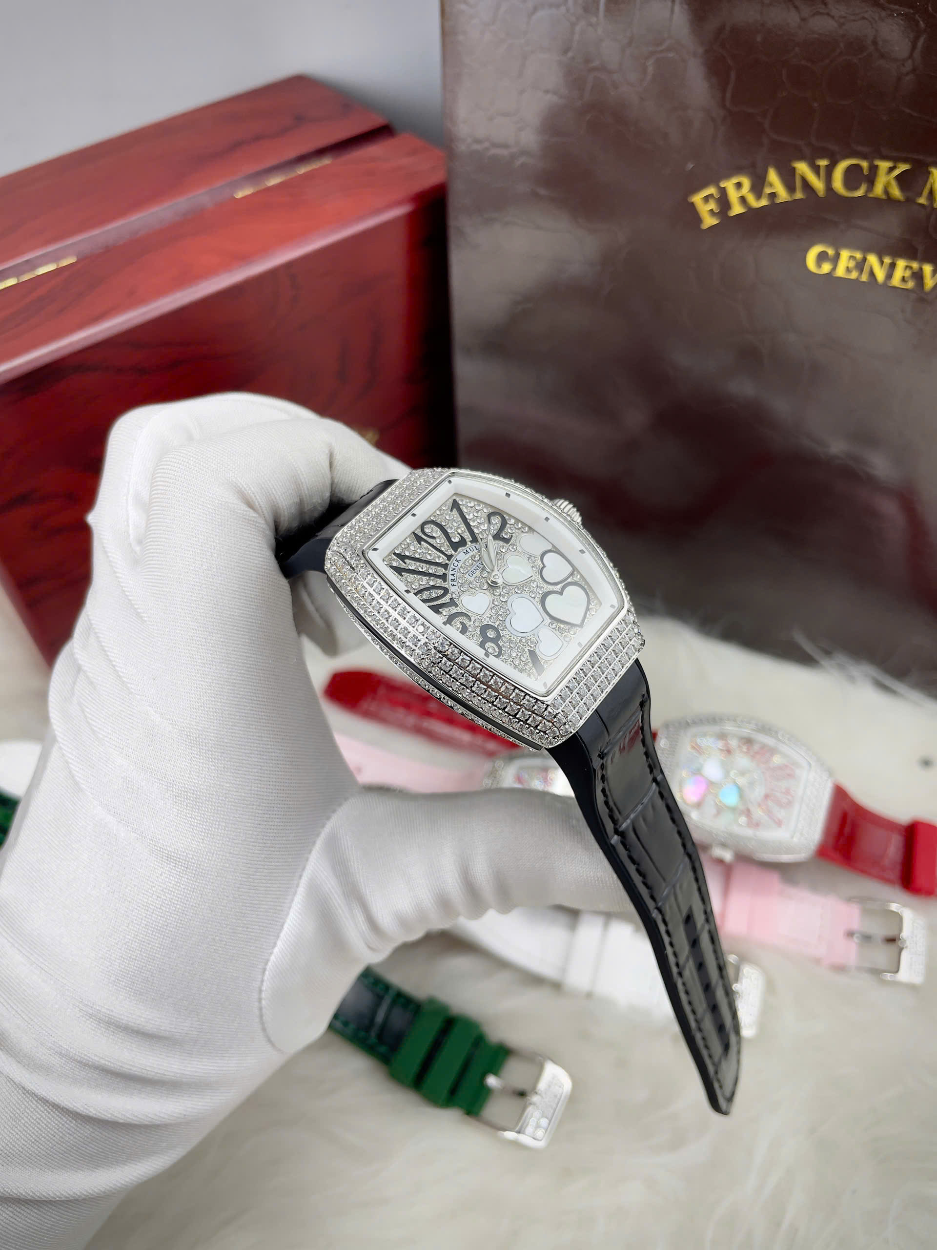 Đồng Hồ Franck Muller V32 Nữ Đính Đá Trái Tim Dây Cao Su Màu Đen Siêu Cấp 36mm (4) Đồng Hồ Franck Muller V32 Nữ Đính Đá Trái Tim Dây Cao Su Màu Đen Siêu Cấp 36mm (1)