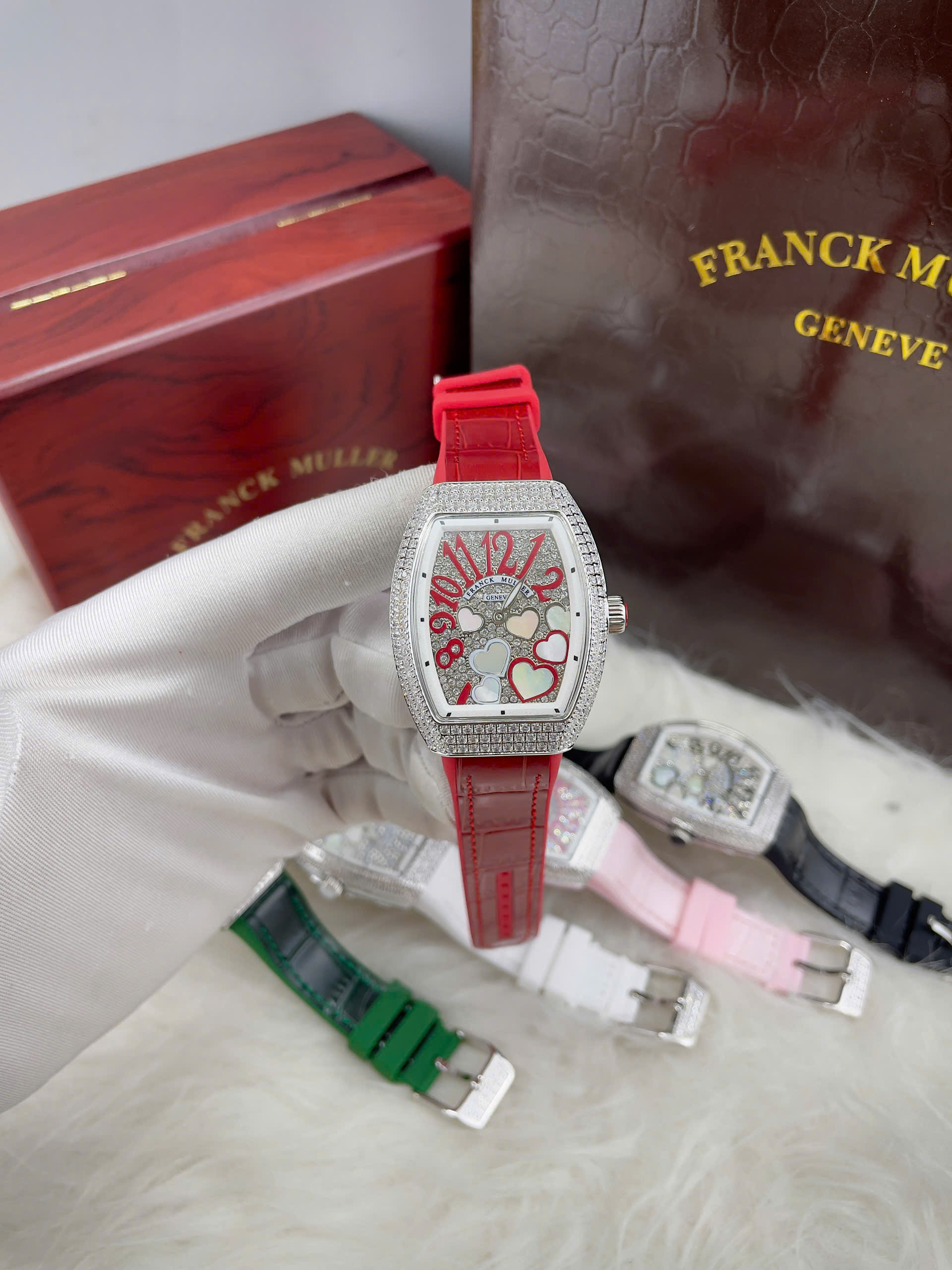 Đồng Hồ Franck Muller V32 Nữ Đính Đá Trái Tim Dây Cao Su Màu Đỏ Siêu Cấp 36mm (2) Đồng Hồ Franck Muller V32 Nữ Đính Đá Trái Tim Dây Cao Su Màu Đỏ Siêu Cấp 36mm (3)