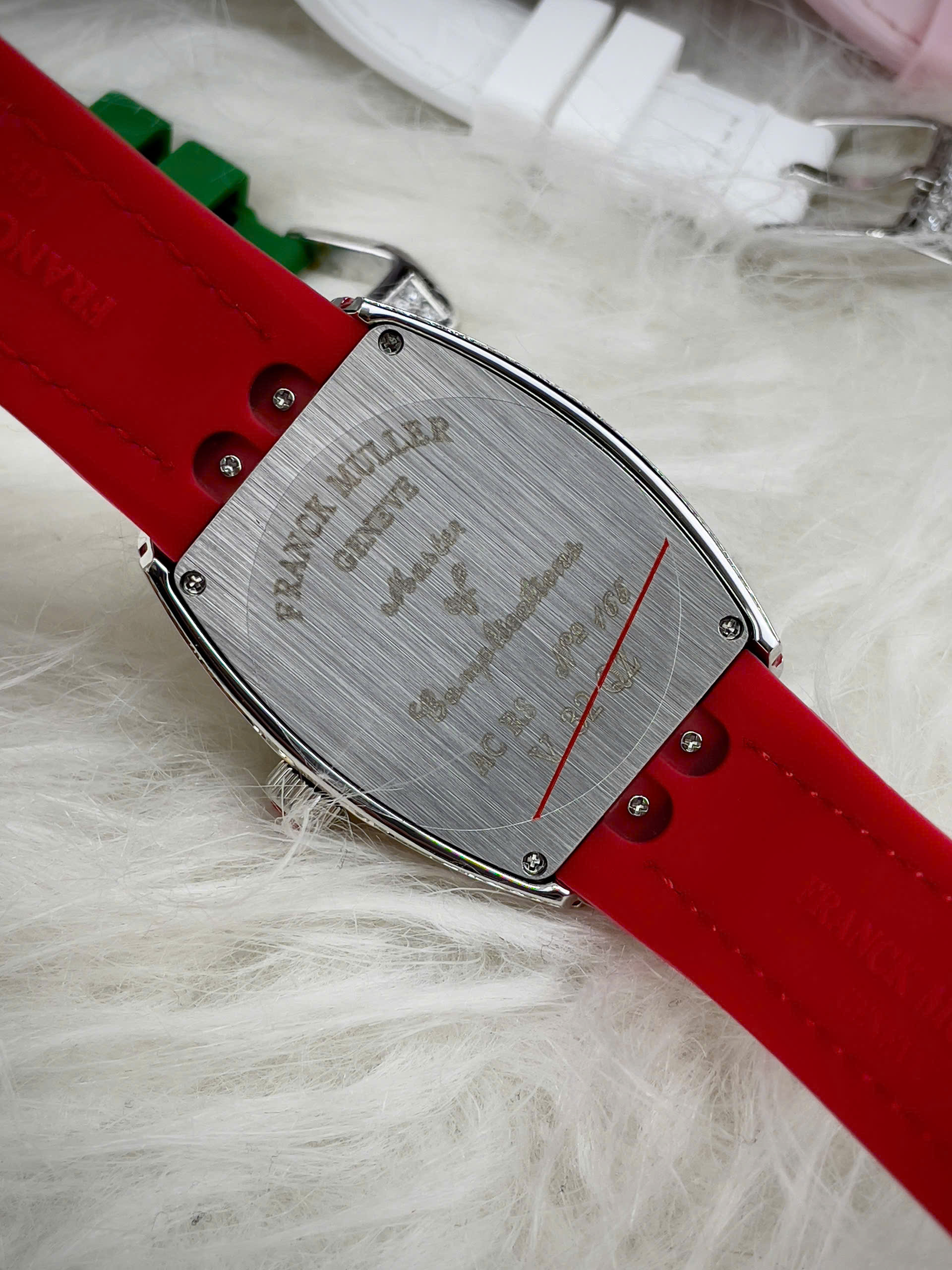 Đồng Hồ Franck Muller V32 Nữ Đính Đá Trái Tim Dây Cao Su Màu Đỏ Siêu Cấp 36mm (3) Đồng Hồ Franck Muller V32 Nữ Đính Đá Trái Tim Dây Cao Su Màu Đỏ Siêu Cấp 36mm (3)