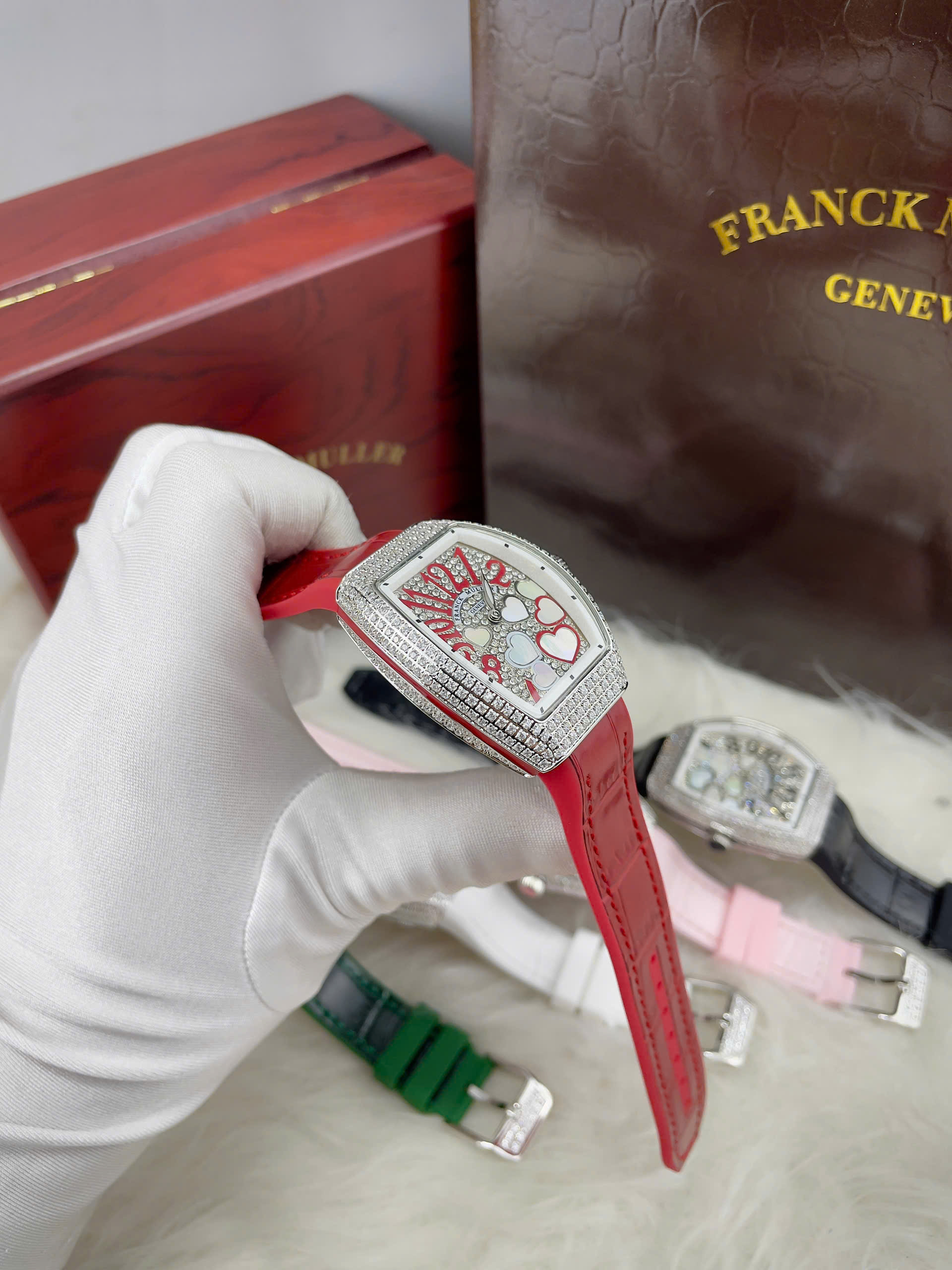 Đồng Hồ Franck Muller V32 Nữ Đính Đá Trái Tim Dây Cao Su Màu Đỏ Siêu Cấp 36mm (4) Dong Ho Franck Muller V32 Nu Dinh Da Trai Tim Day Cao Su Mau Do Sieu Cap 36mm 4