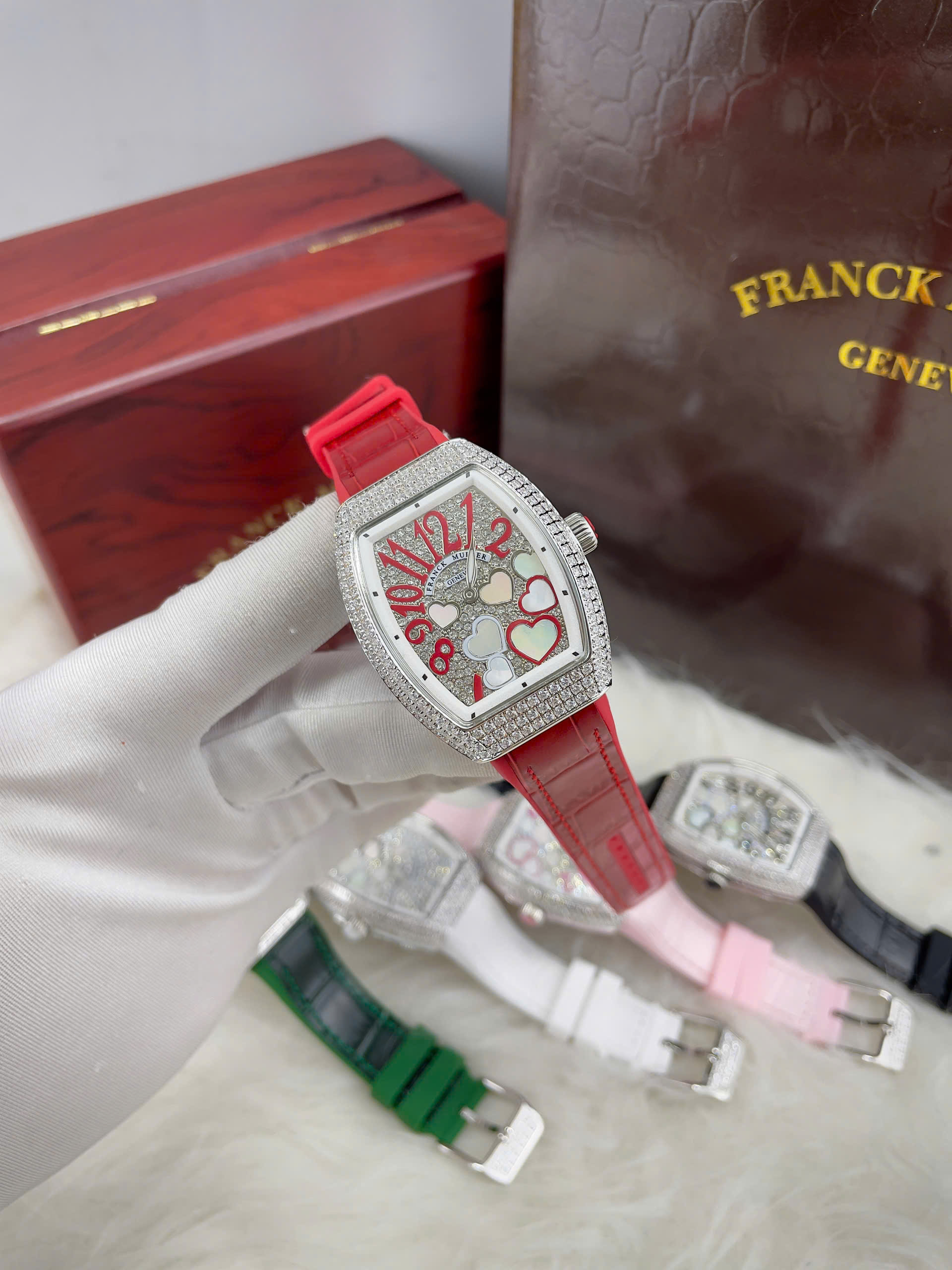 Đồng Hồ Franck Muller V32 Nữ Đính Đá Trái Tim Dây Cao Su Màu Đỏ Siêu Cấp 36mm (5) Đồng Hồ Franck Muller V32 Nữ Đính Đá Trái Tim Dây Cao Su Màu Đỏ Siêu Cấp 36mm (3)