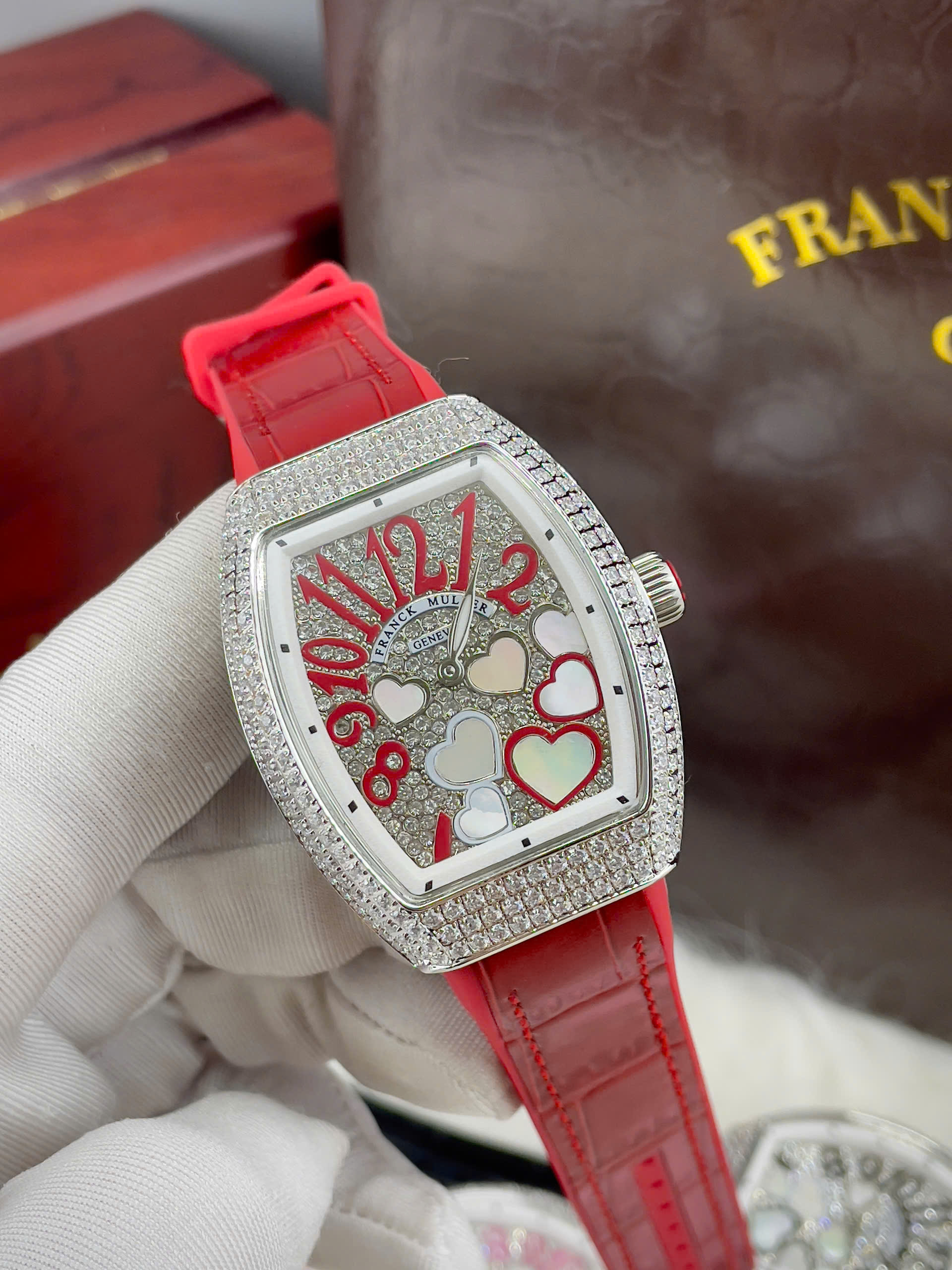 Đồng Hồ Franck Muller V32 Nữ Đính Đá Trái Tim Dây Cao Su Màu Đỏ Siêu Cấp 36mm (6) Đồng Hồ Franck Muller V32 Nữ Đính Đá Trái Tim Dây Cao Su Màu Đỏ Siêu Cấp 36mm (3)