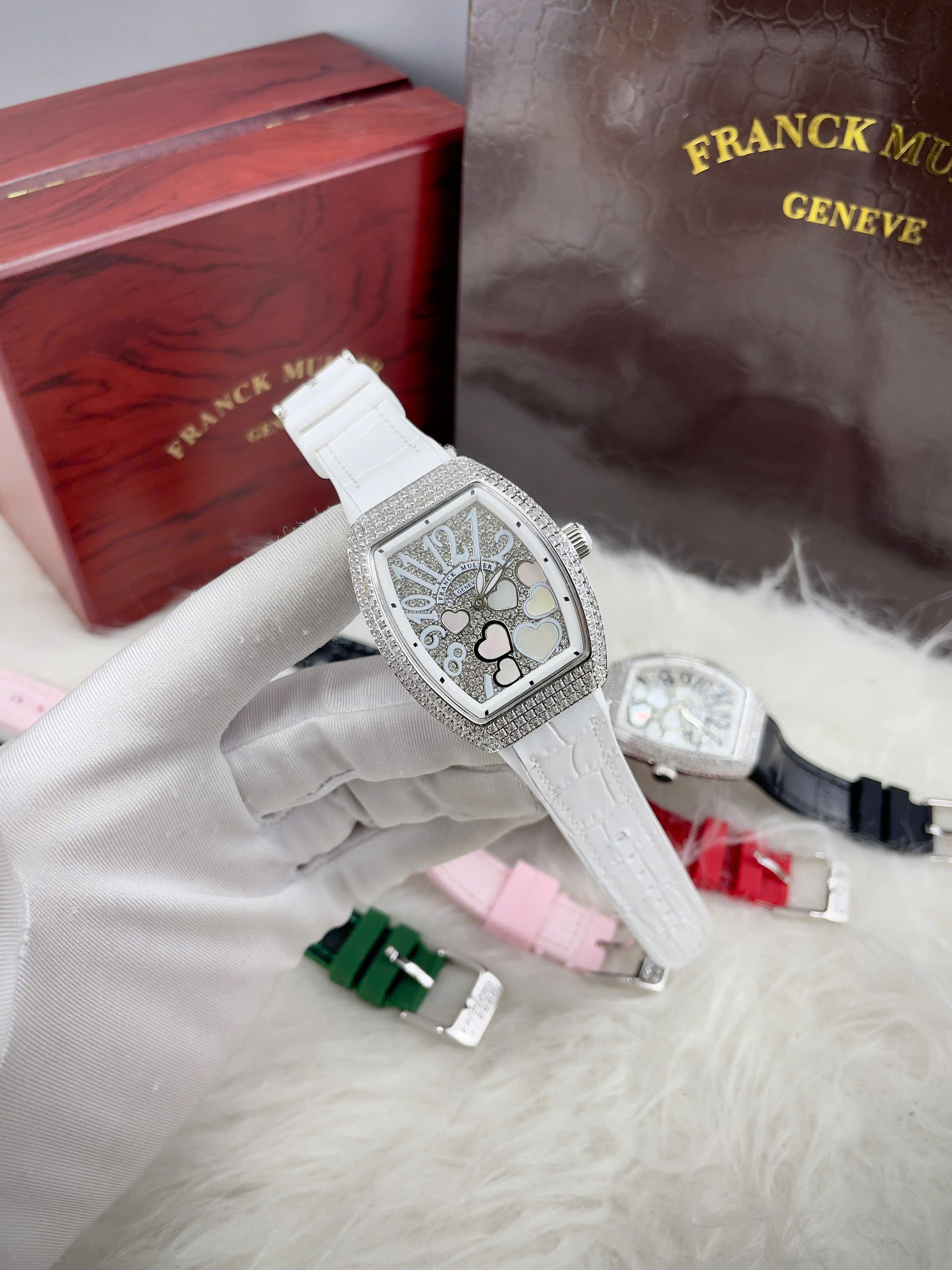 Đồng Hồ Franck Muller V32 Nữ Đính Đá Trái Tim Dây Cao Su Màu Trắng Siêu Cấp 36mm (2) Đồng Hồ Franck Muller V32 Nữ Đính Đá Trái Tim Dây Cao Su Màu Trắng Siêu Cấp 36mm (5)
