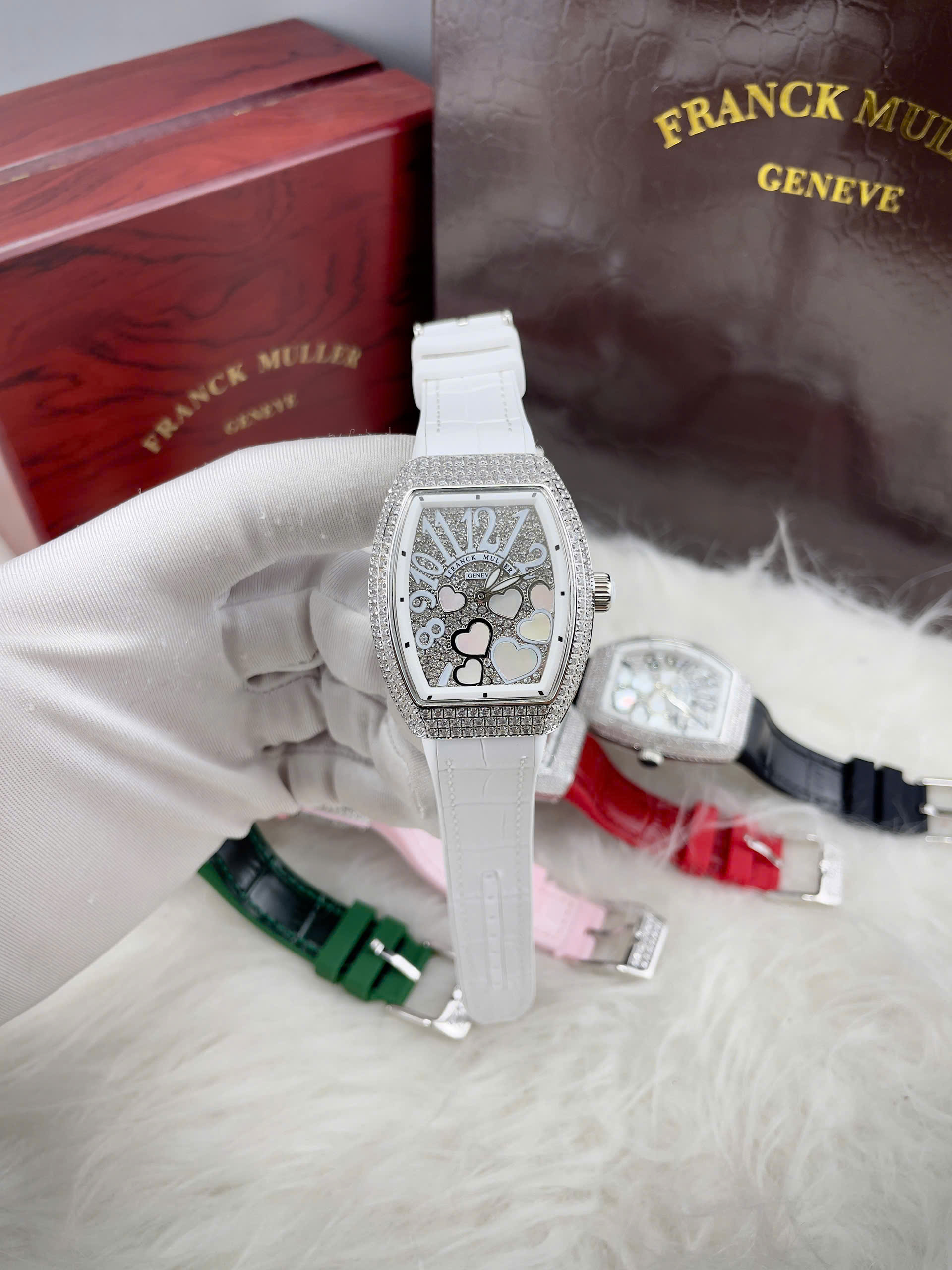 Đồng Hồ Franck Muller V32 Nữ Đính Đá Trái Tim Dây Cao Su Màu Trắng Siêu Cấp 36mm (4) Đồng Hồ Franck Muller V32 Nữ Đính Đá Trái Tim Dây Cao Su Màu Trắng Siêu Cấp 36mm (5)