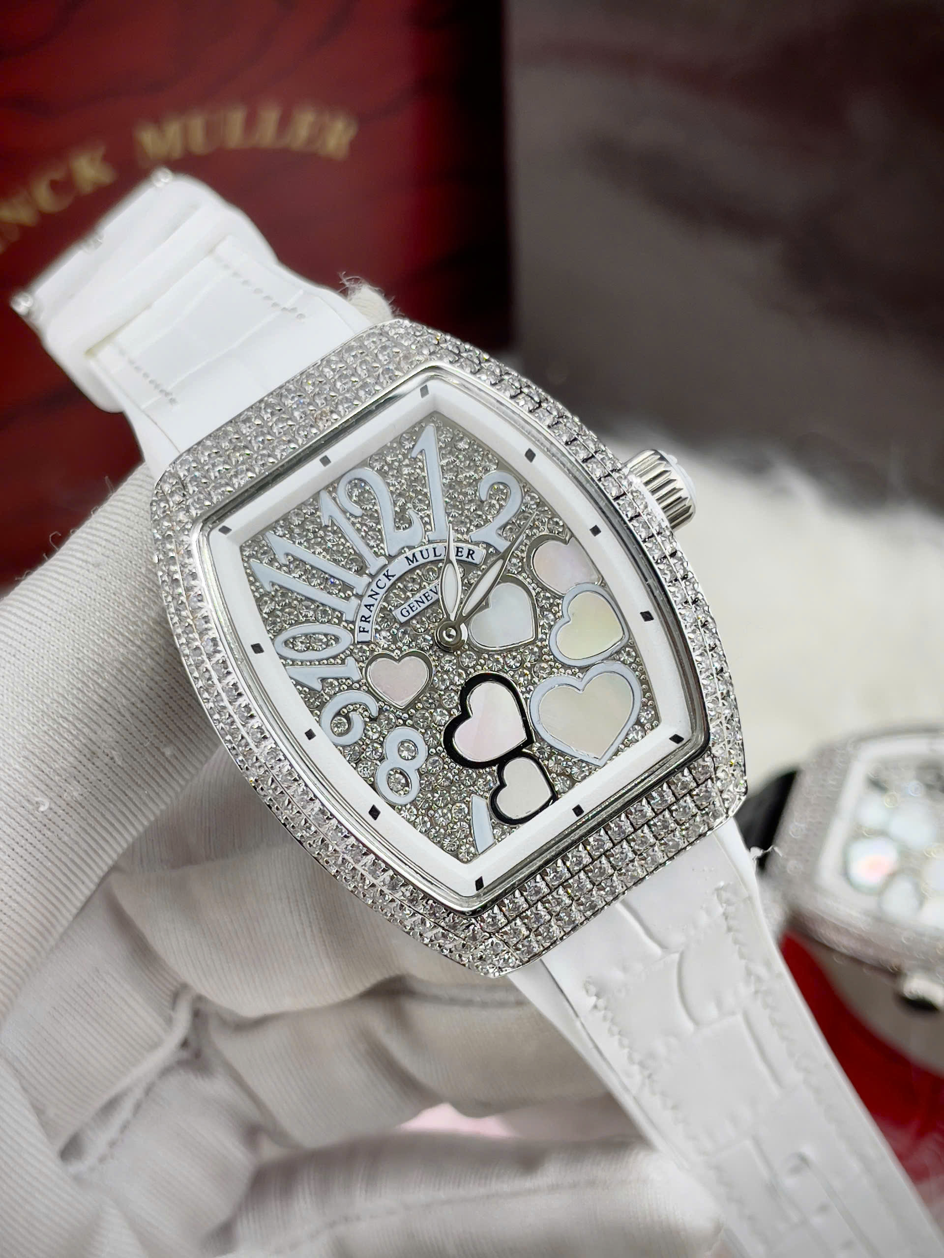 Đồng Hồ Franck Muller V32 Nữ Đính Đá Trái Tim Dây Cao Su Màu Trắng Siêu Cấp 36mm (5) Đồng Hồ Franck Muller V32 Nữ Đính Đá Trái Tim Dây Cao Su Màu Trắng Siêu Cấp 36mm (5)