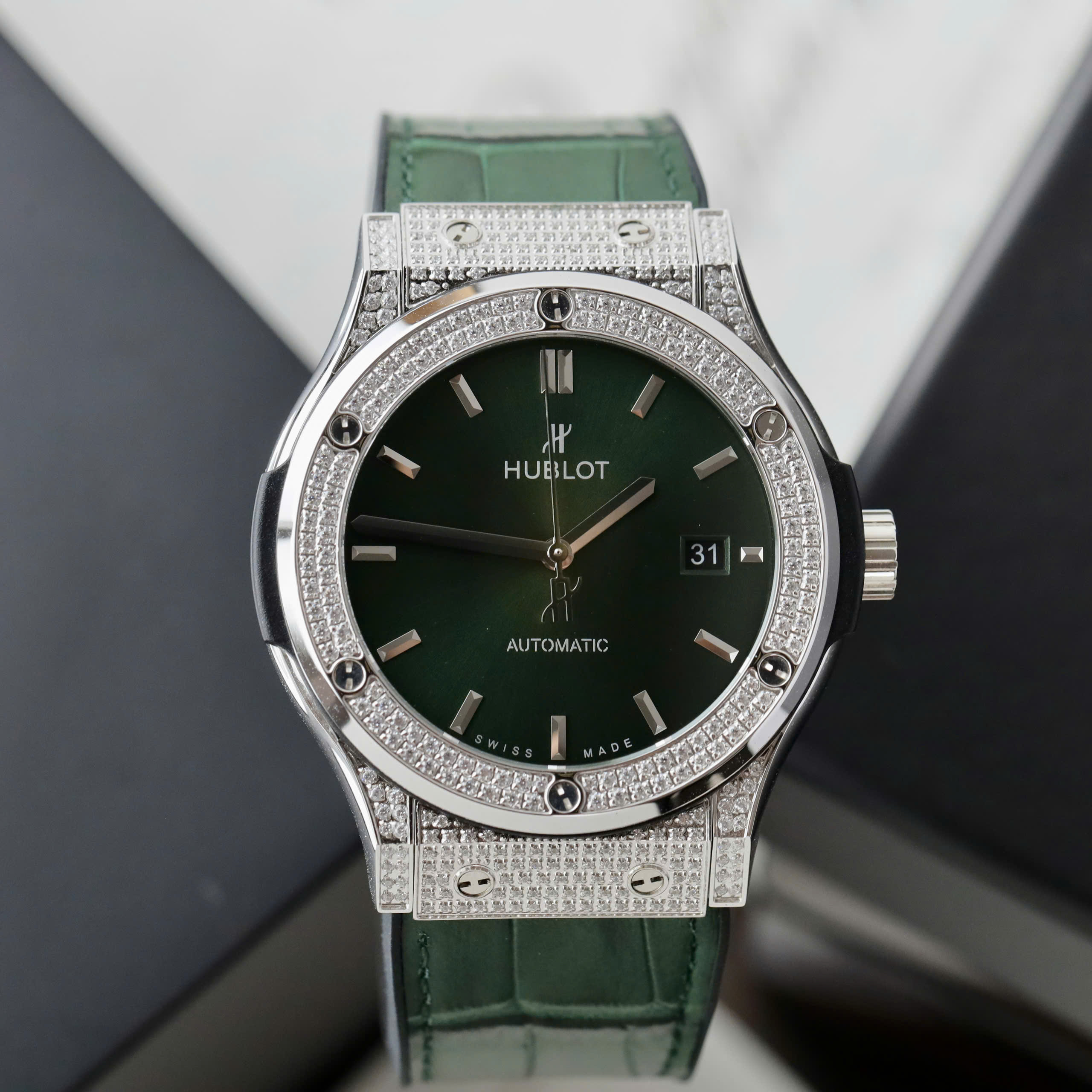 Đồng Hồ Hublot Nam Rep 11 Đính Đá Màu Xanh Lá Cây Nhà Máy HB 42mm (1) Đồng Hồ Hublot Nam Rep 11 Đính Đá Màu Xanh Lá Cây Nhà Máy HB 42mm (1)