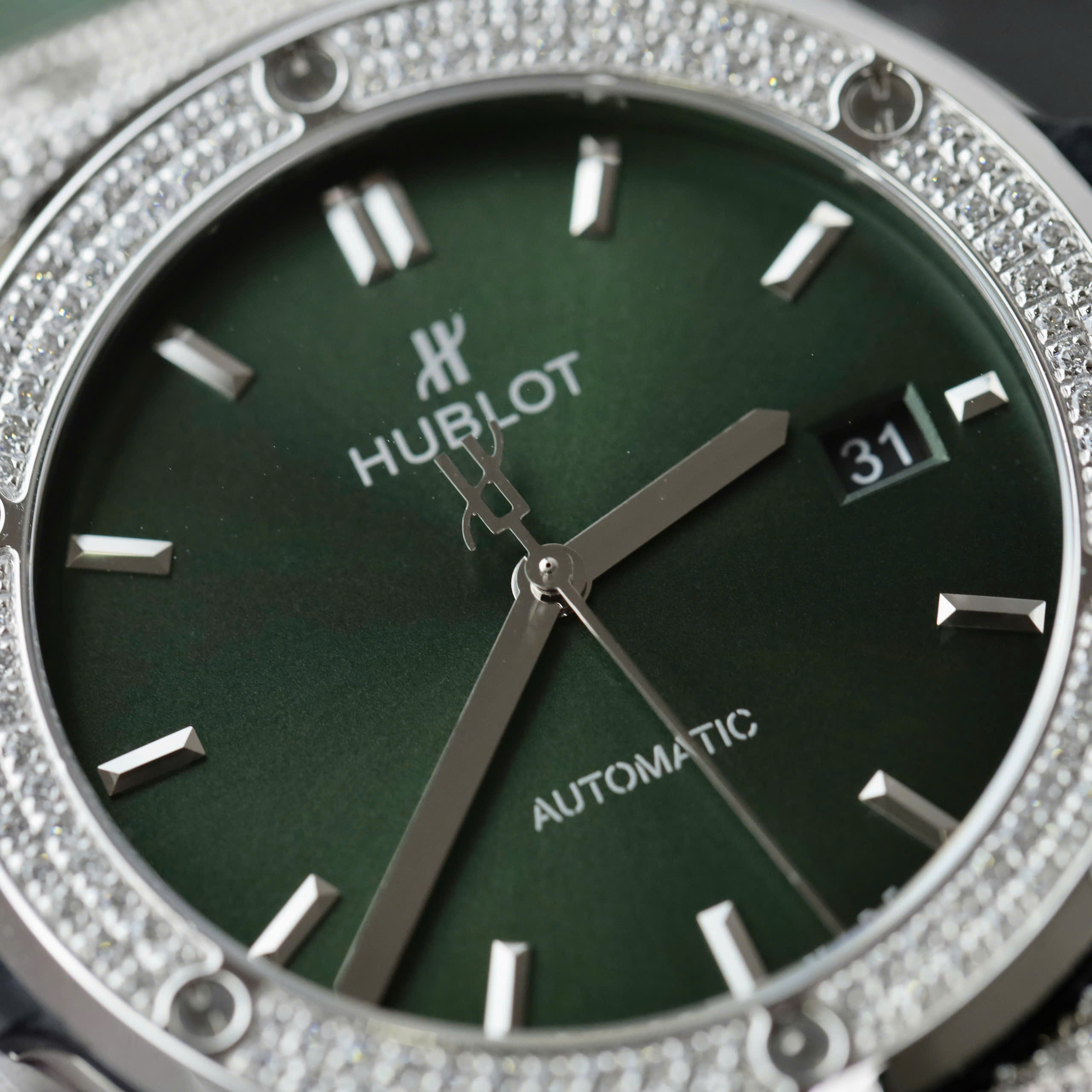 Đồng Hồ Hublot Nam Rep 11 Đính Đá Màu Xanh Lá Cây Nhà Máy HB 42mm (2) Đồng Hồ Hublot Nam Rep 11 Đính Đá Màu Xanh Lá Cây Nhà Máy HB 42mm (1)