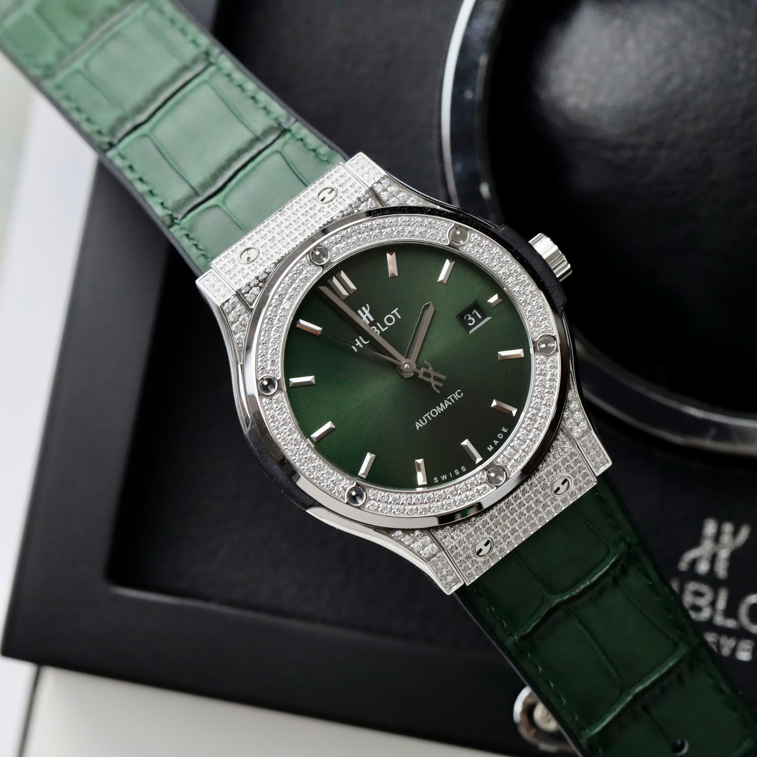 Đồng Hồ Hublot Nam Rep 1:1 Đính Đá Màu Xanh Lá Cây Nhà Máy HB 42mm (1) Đồng Hồ Hublot Nam Rep 1:1 Đính Đá Màu Xanh Lá Cây Nhà Máy HB 42mm (1)