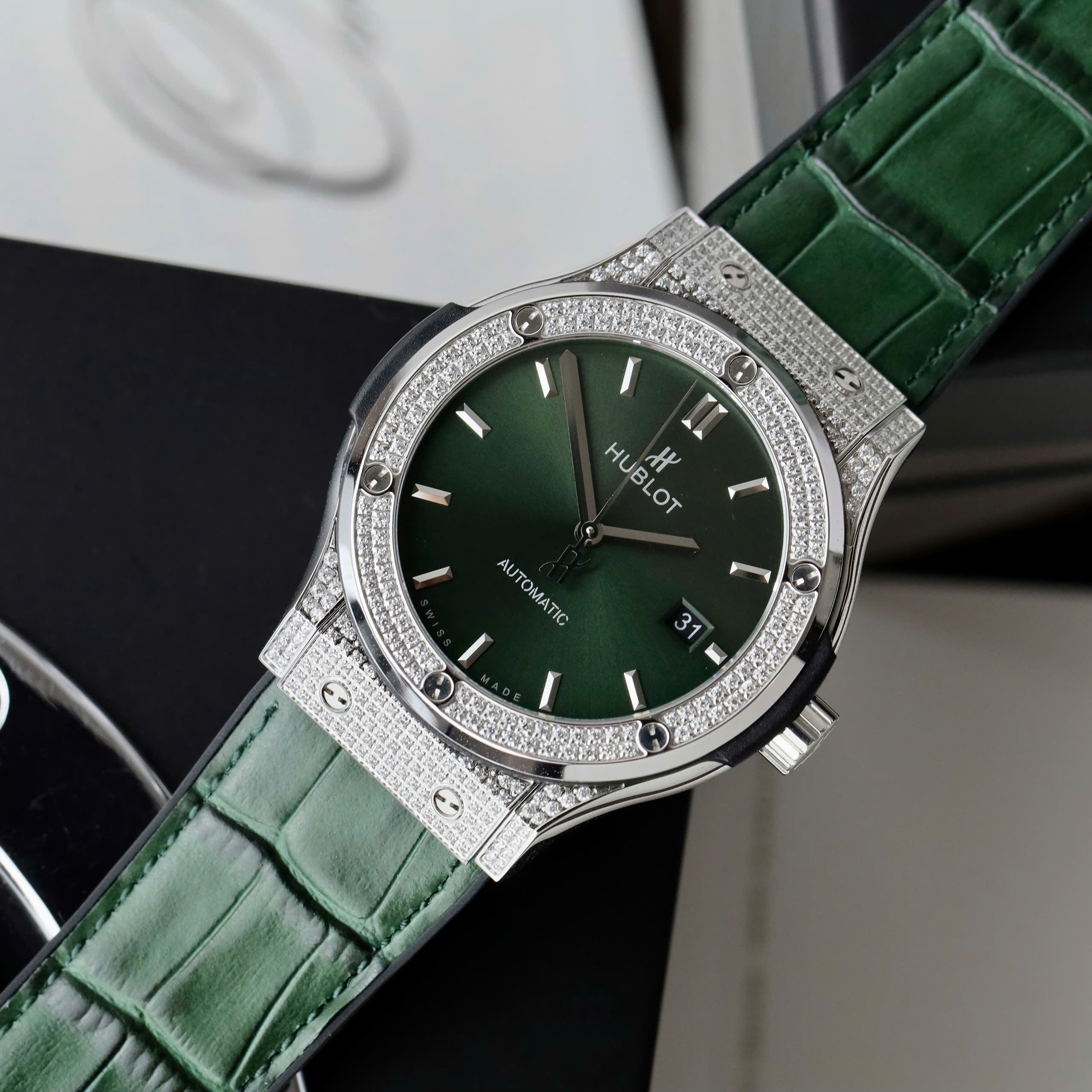 Đồng Hồ Hublot Nam Rep 1:1 Đính Đá Màu Xanh Lá Cây Nhà Máy HB 42mm (1) Đồng Hồ Hublot Nam Rep 1:1 Đính Đá Màu Xanh Lá Cây Nhà Máy HB 42mm (1)