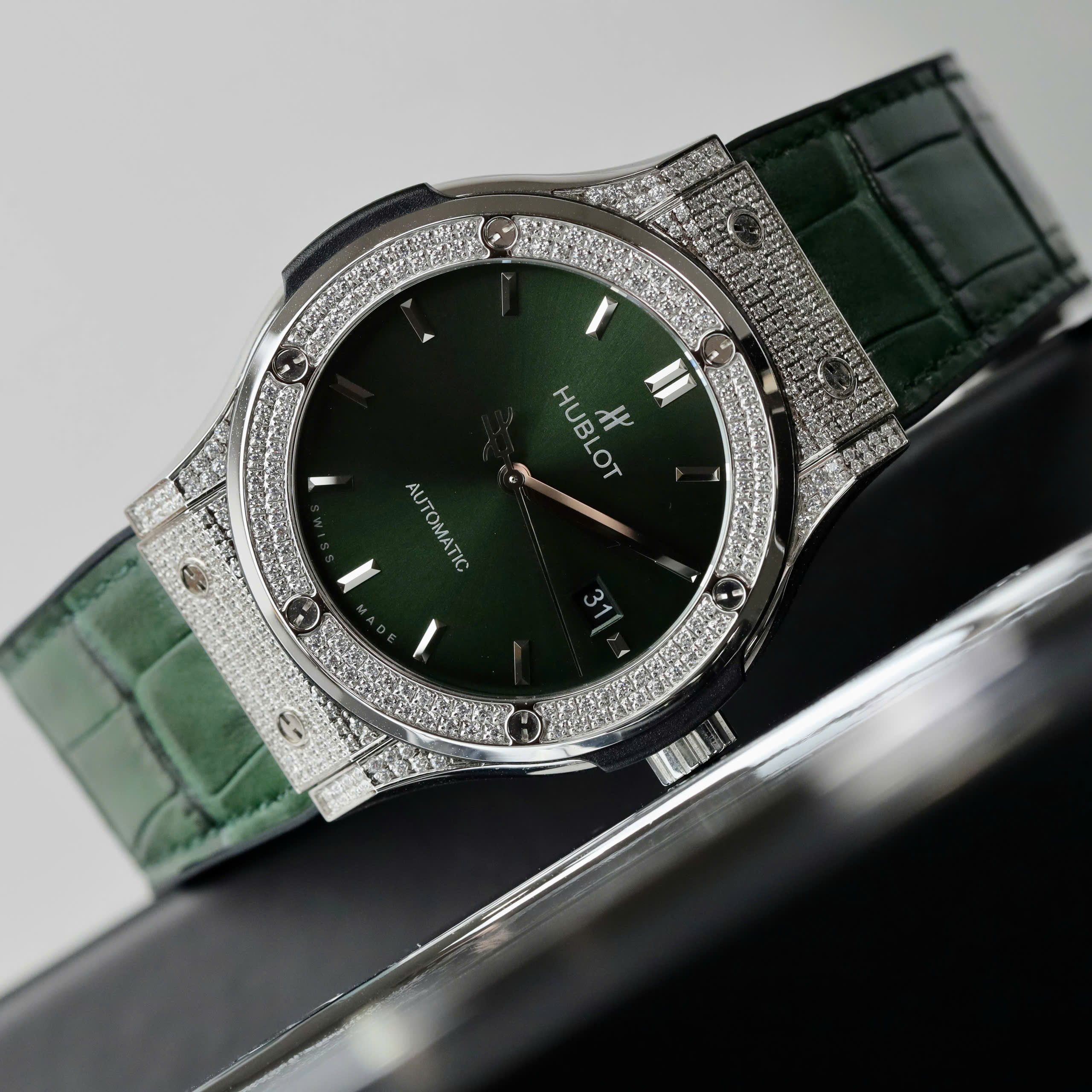 Đồng Hồ Hublot Nam Rep 1:1 Đính Đá Màu Xanh Lá Cây Nhà Máy HB 42mm (1) Đồng Hồ Hublot Nam Rep 1:1 Đính Đá Màu Xanh Lá Cây Nhà Máy HB 42mm (1)