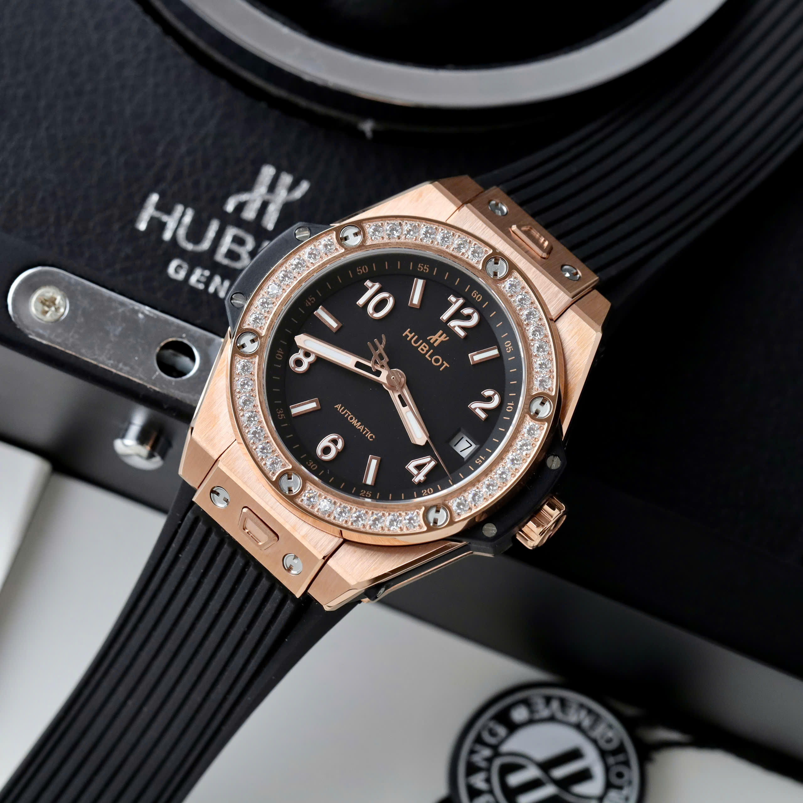Đồng Hồ Hublot Rep 11 Big Bang One Click King Gold Đính Đá Baguette 39mm (4) Đồng Hồ Hublot Rep 11 Big Bang One Click King Gold Đính Đá Baguette 39mm (3)