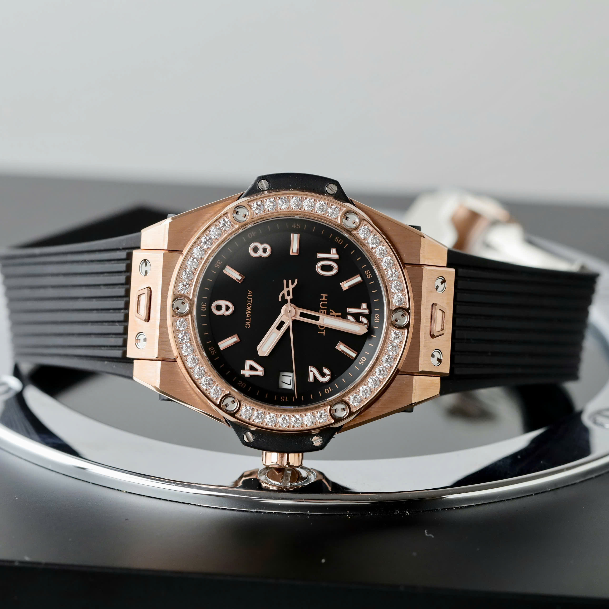 Đồng Hồ Hublot Rep 11 Big Bang One Click King Gold Đính Đá Baguette 39mm (5) Đồng Hồ Hublot Rep 11 Big Bang One Click King Gold Đính Đá Baguette 39mm (3)