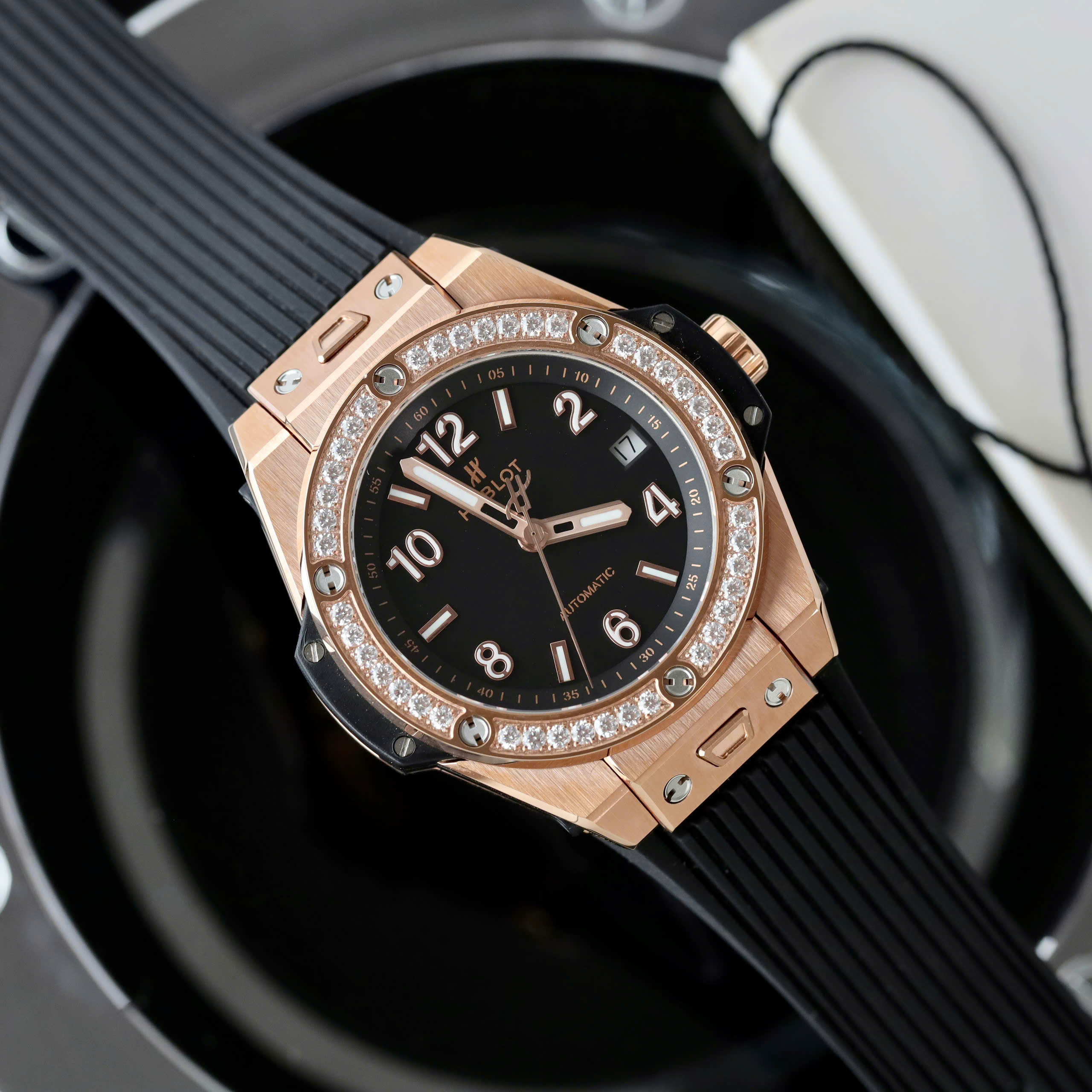 Đồng Hồ Hublot Rep 11 Big Bang One Click King Gold Đính Đá Baguette 39mm (7) Đồng Hồ Hublot Rep 11 Big Bang One Click King Gold Đính Đá Baguette 39mm (3)