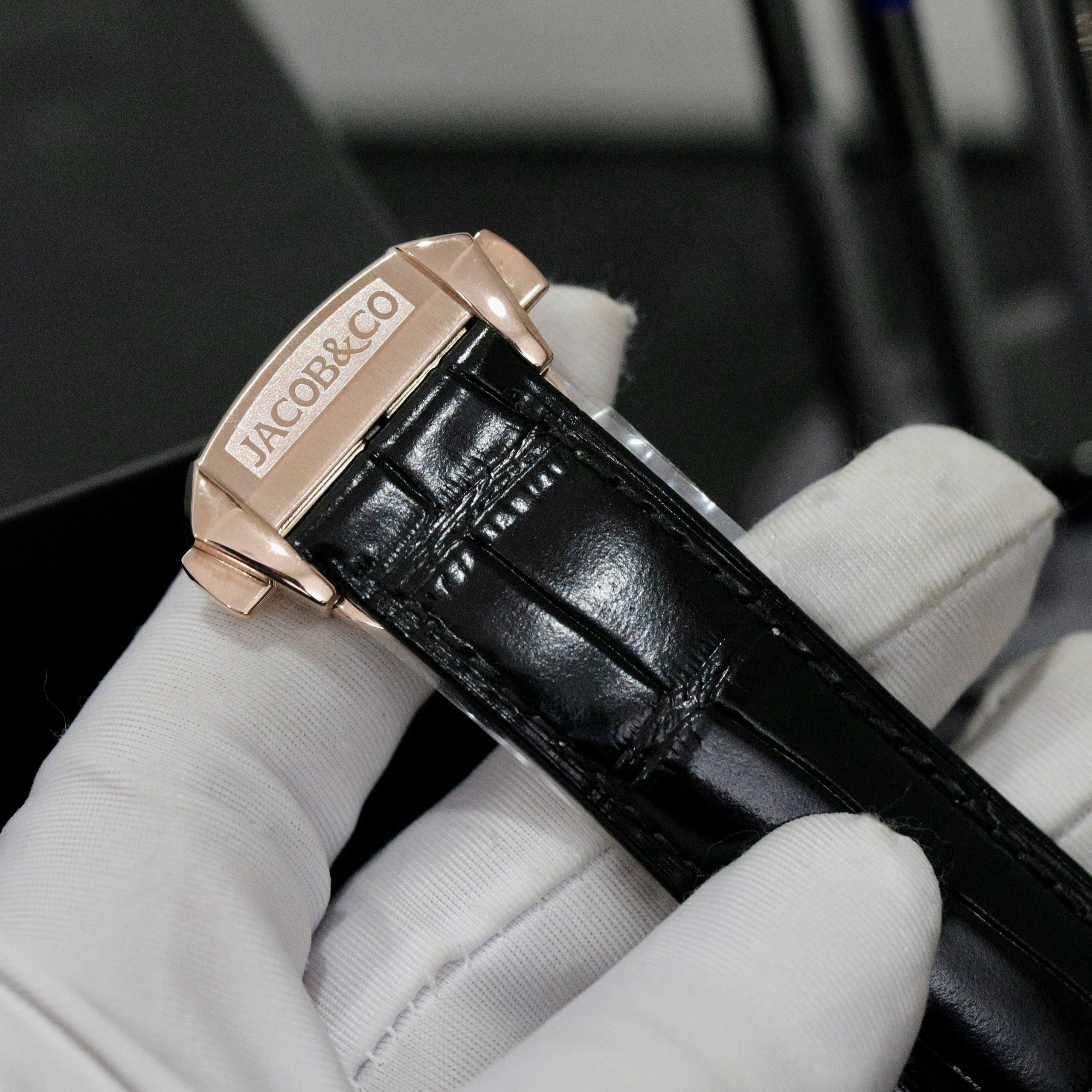 Đồng Hồ Jacob & Co Rep 11 Casino Roulette Màu Vàng Hồng Dây Da Màu Đen 44mm (10) Đồng Hồ Jacob & Co Rep 11 Casino Roulette Màu Vàng Hồng Dây Da Màu Đen 44mm (3)